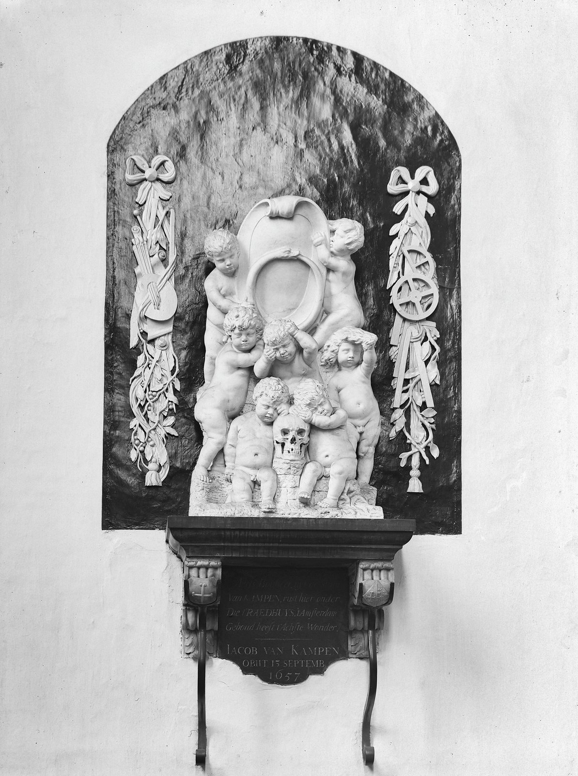 Epitaaf van schilder en bouwmeester Jacob van Campen (1596-1657), naamgever van de Van Campenstraat, in de Sint-Joriskerk te Amersfoort (april 1907)