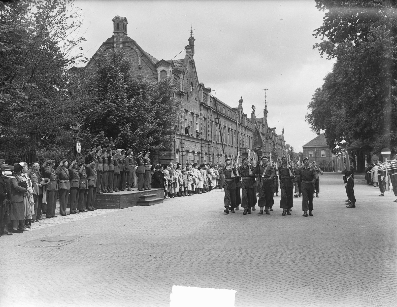 Militaire parade van de Grenadiers op de Leusderweg in Amersfoort nabij de Van Campenstraat en de Juliana van Stolbergkazerne (15 juni 1950)