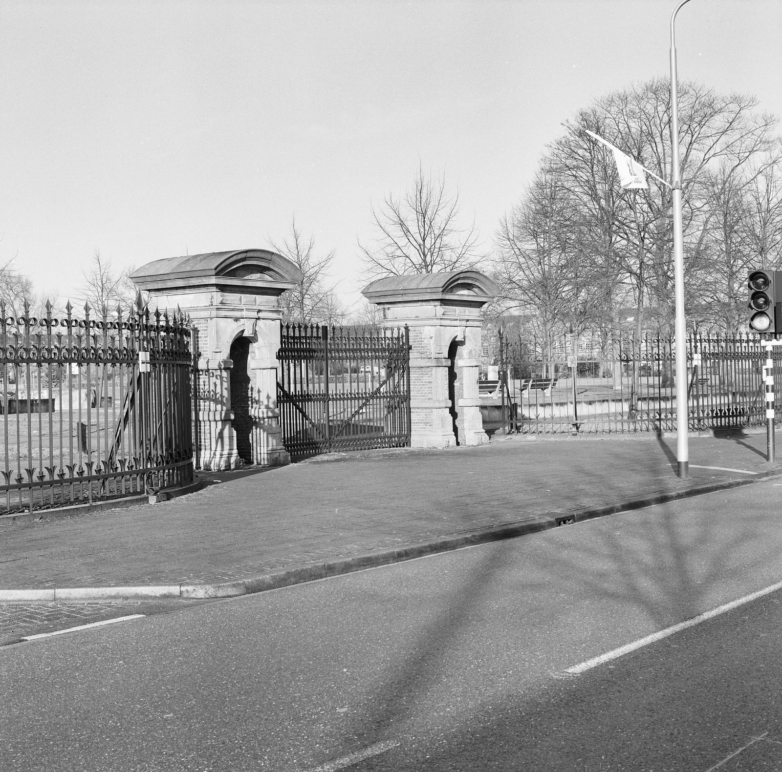 Overzicht van het monumentale smeedijzeren hek met twee wachthuisjes van de voormalige Juliana van Stolbergkazerne uit 1890 aan de Leusderweg bij de Van Campenstraat (januari 1999)