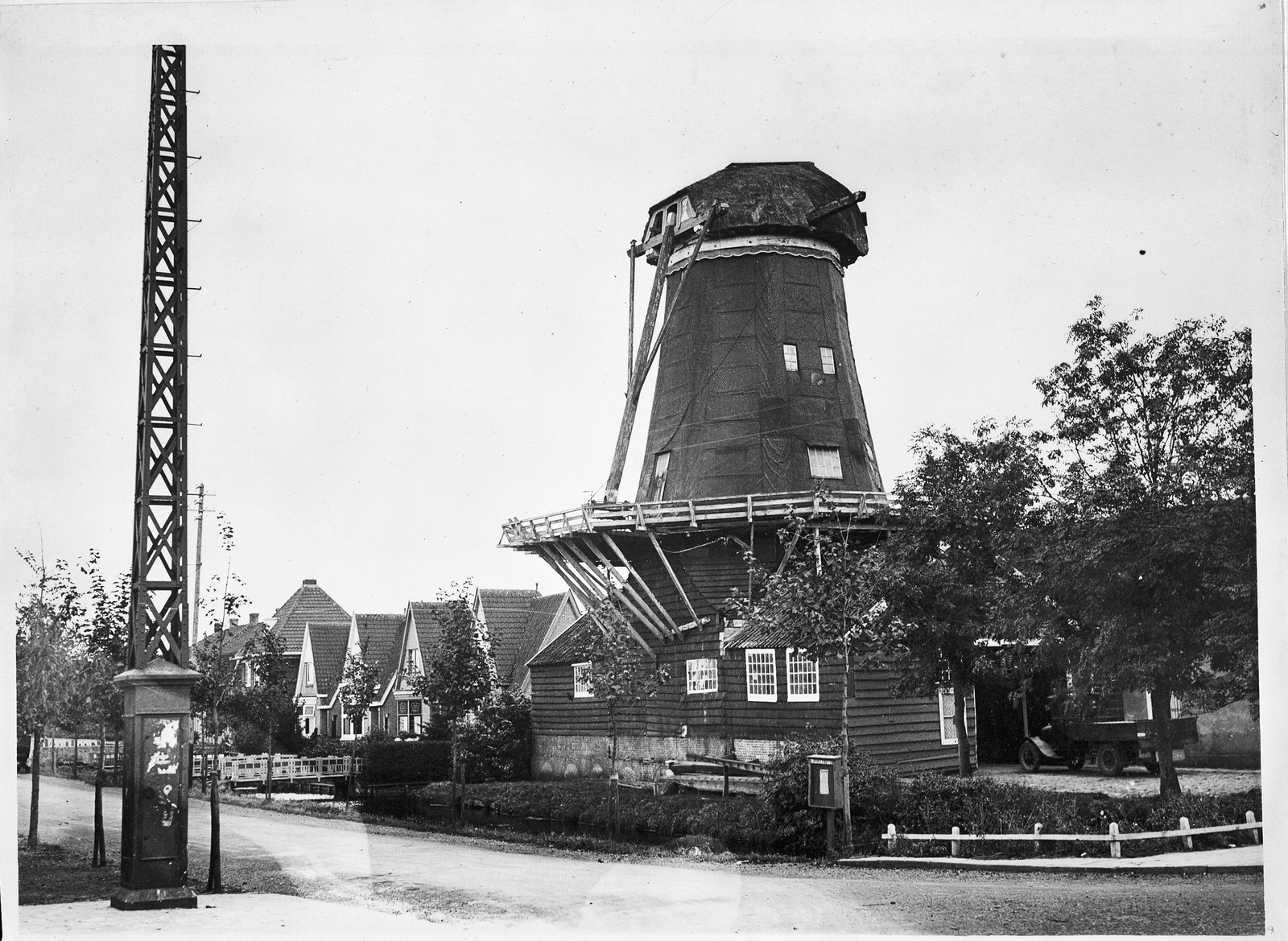 Korenmolen De Dikkert op Amsterdamseweg 104 met de omliggende vooroorlogse bebouwing kort vóór de naamswijziging van de weg in 1933 (1930)