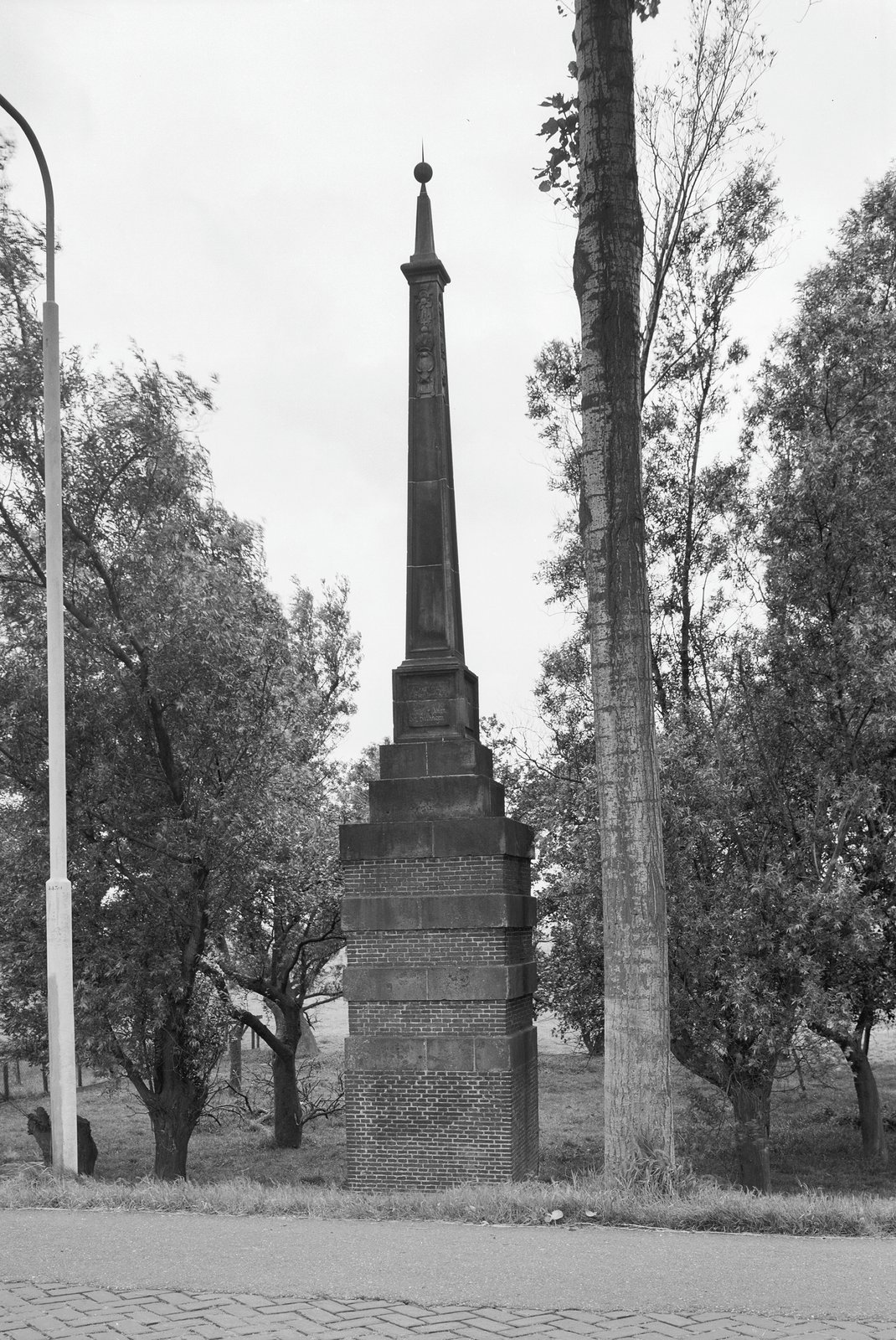 De historische banpaal in de vorm van een obelisk langs de Amsterdamseweg bij nummer 212 en de Kalfjeslaan op de grens van Amstelveen en Amsterdam (augustus 1965)