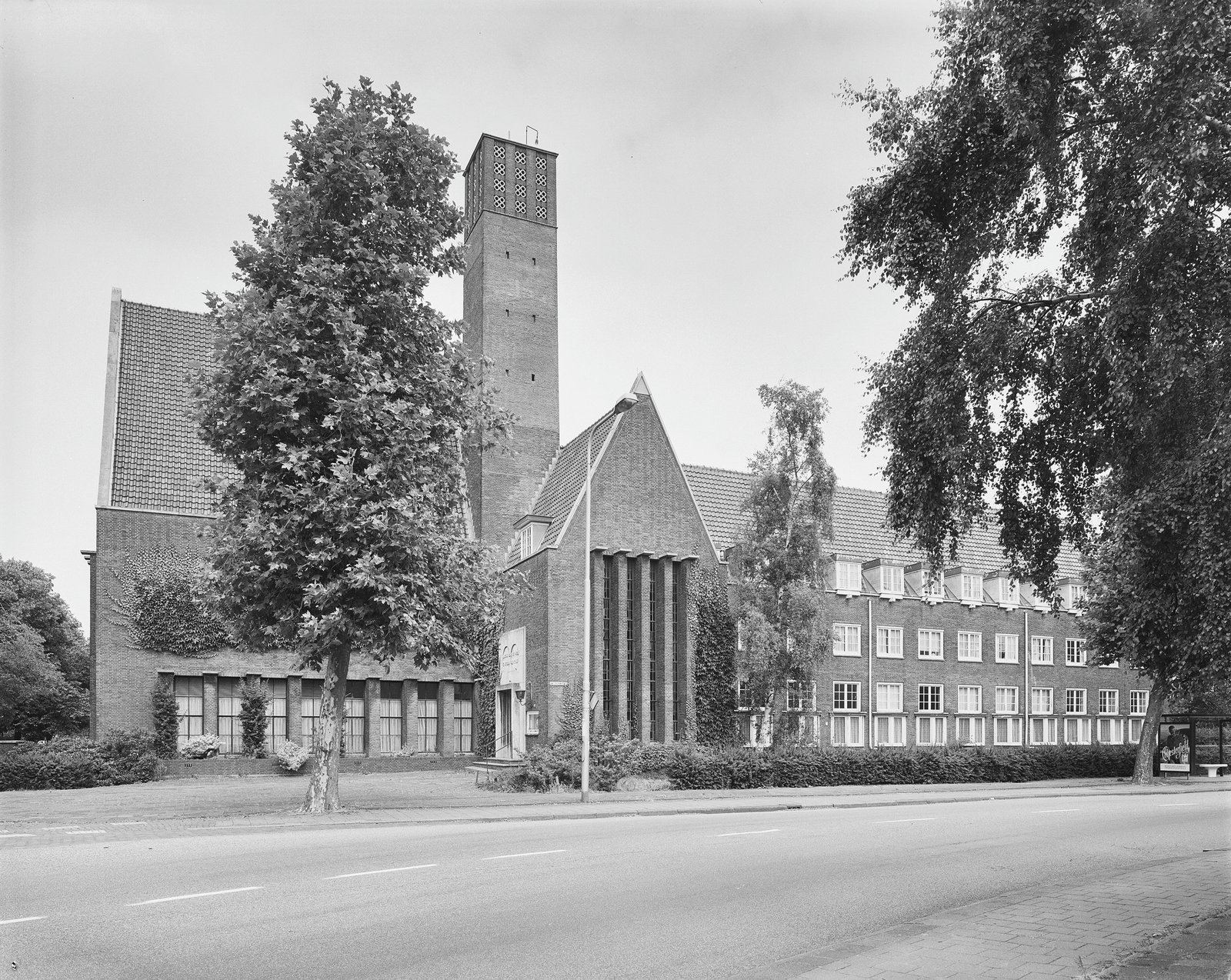 Voorgevel van de voormalige kweekschool van het Leger des Heils uit 1931 aan de Amsterdamseweg 285 in Amstelveen (juni 1992)