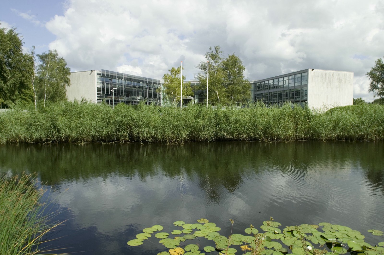 Overzicht van de voorzijde van het door Marcel Breuer ontworpen hoofdkantoor van Van Leer's Vatenfabriek uit 1957-1958 aan de Amsterdamseweg 206 in Amstelveen (2007)