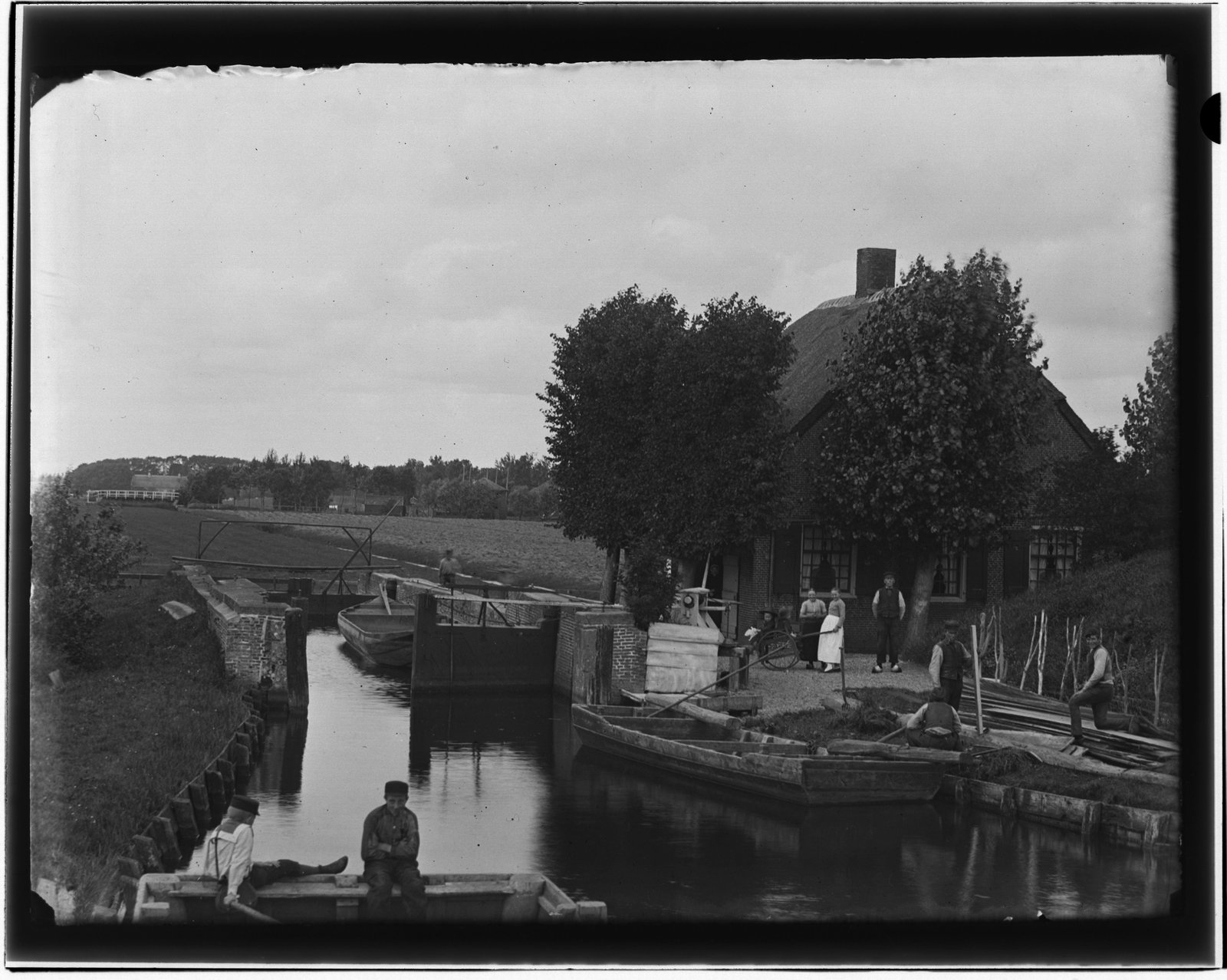 Het sluisje van de Amstelveensevaart (ringvaart langs de Ouderkerkerlaan) bij Ouderkerk aan de Amstel in de gemeente Nieuwer-Amstel, gefotografeerd door Jacob Olie (juli 1892)