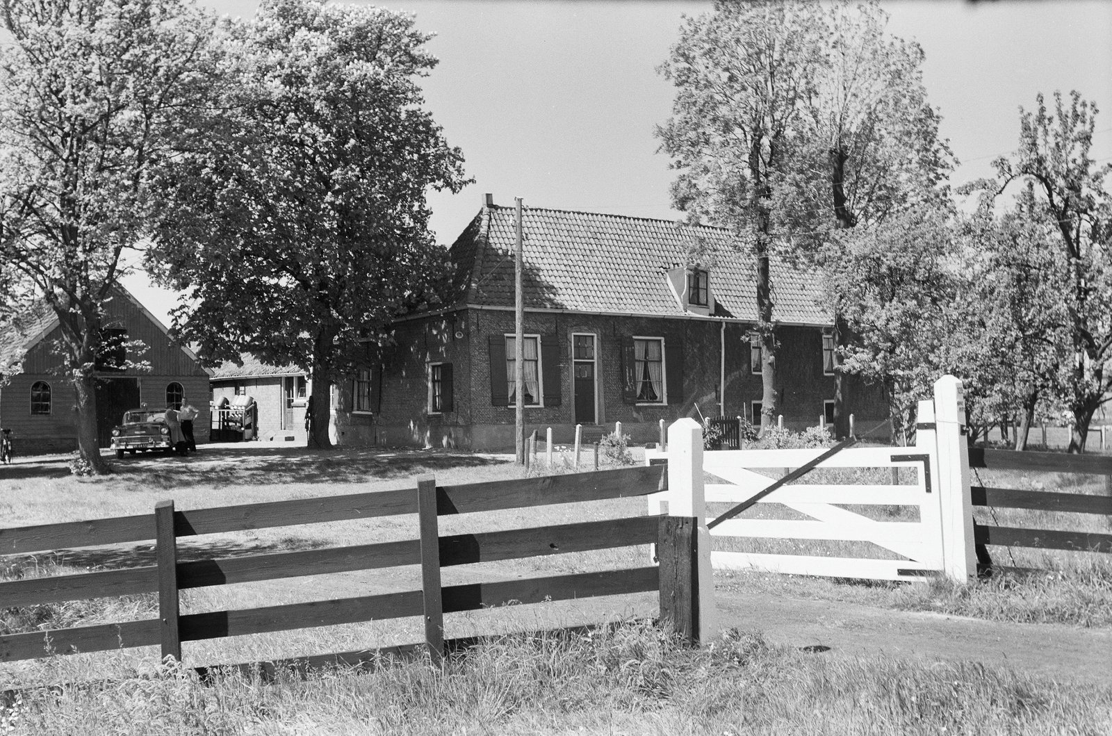 Voorgevel van de historische boerderij Lustenhoop aan het oostelijke vervolg van de historische Ouderkerkerlaan-route (mei 1957)