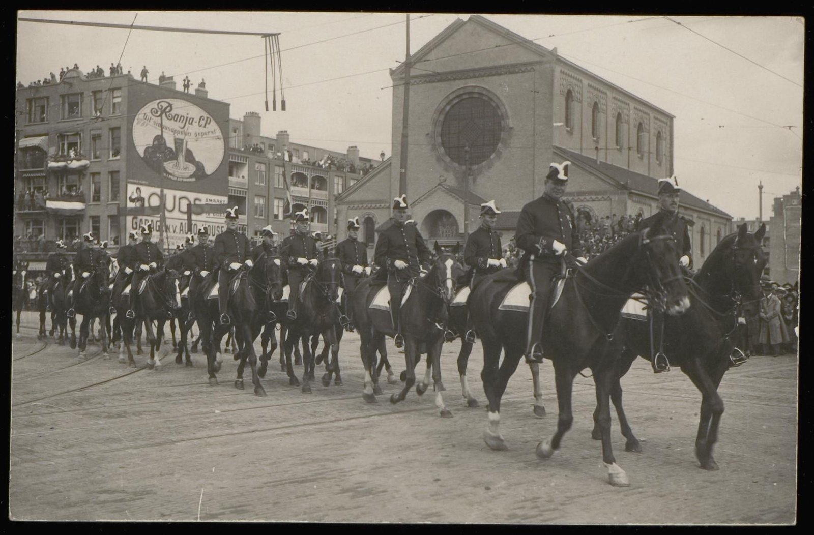 Erewacht te paard op de Amstelveenseweg ter hoogte van de in aanbouw zijnde Sint-Agneskerk op weg naar het Haarlemmermeerstation tijdens het regeringsjubileum van koningin Wilhelmina (september 1923)