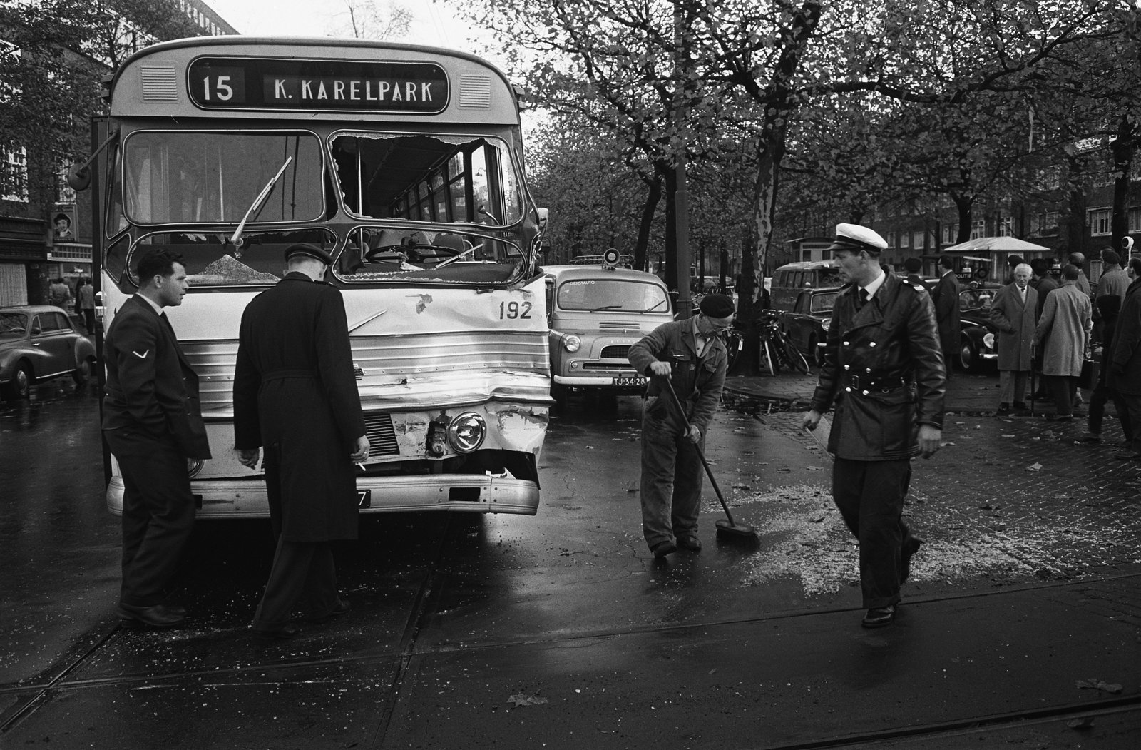 Stadsbeeld met tram en bus op de kruising van de Amstelveenseweg en de Stadionweg in Amsterdam-Zuid (29 oktober 1962)