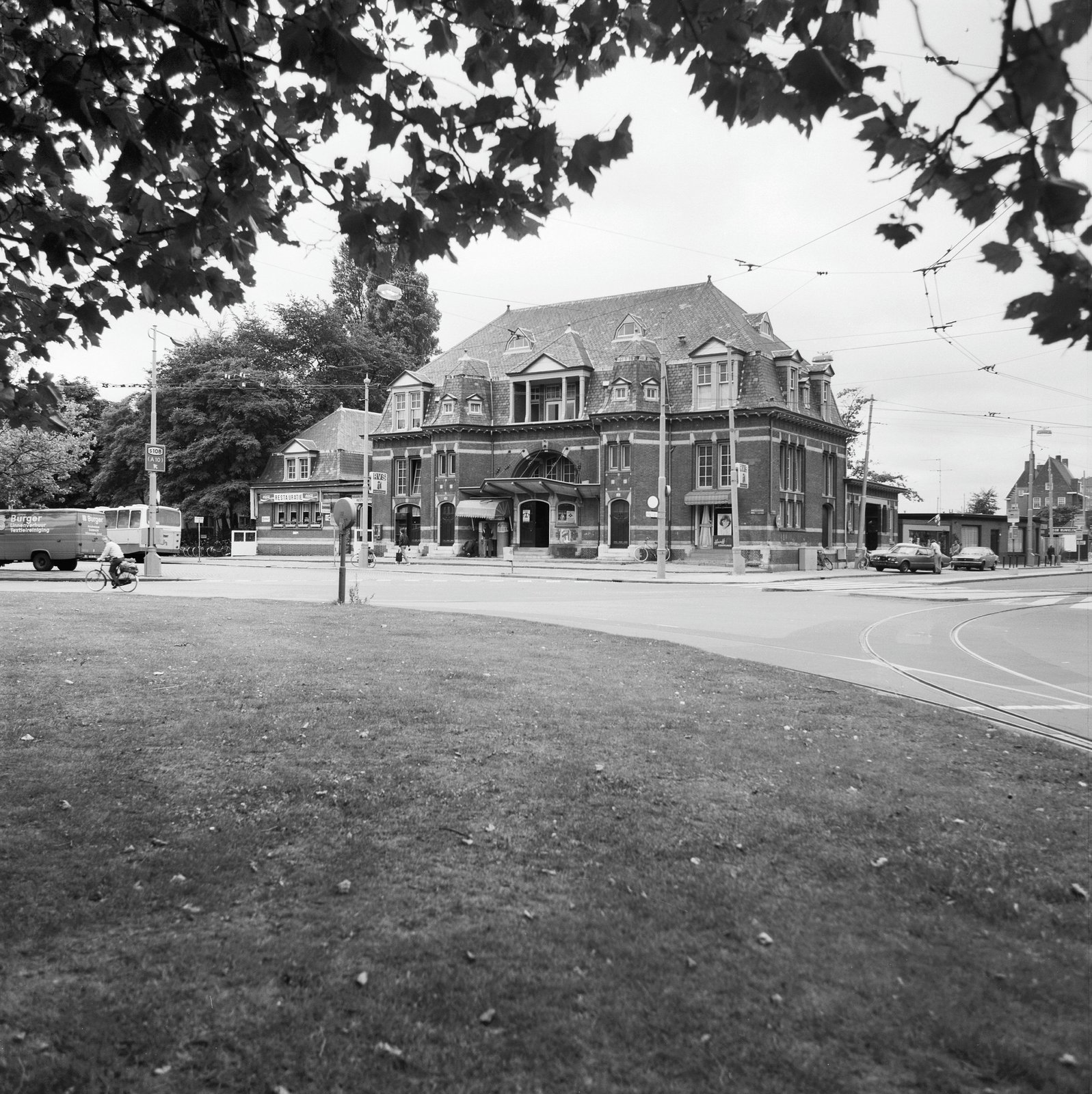 Overzicht van de voorzijde van het Haarlemmermeerstation uit 1915 op Amstelveenseweg 262-266 aan het Haarlemmermeercircuit (september 1978)