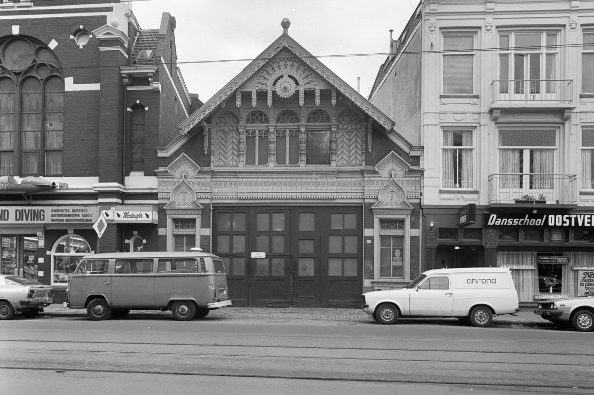 Voorgevel van de gemeentelijke tramremise uit 1913-1914 op Amstelveenseweg 134 nabij de Havenstraat (november 1981)