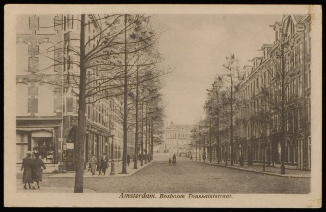 Prentbriefkaart van de Bosboom Toussaintstraat richting Nassaukade, links de hoek met de De Genestetstraat, omstreeks 1925.