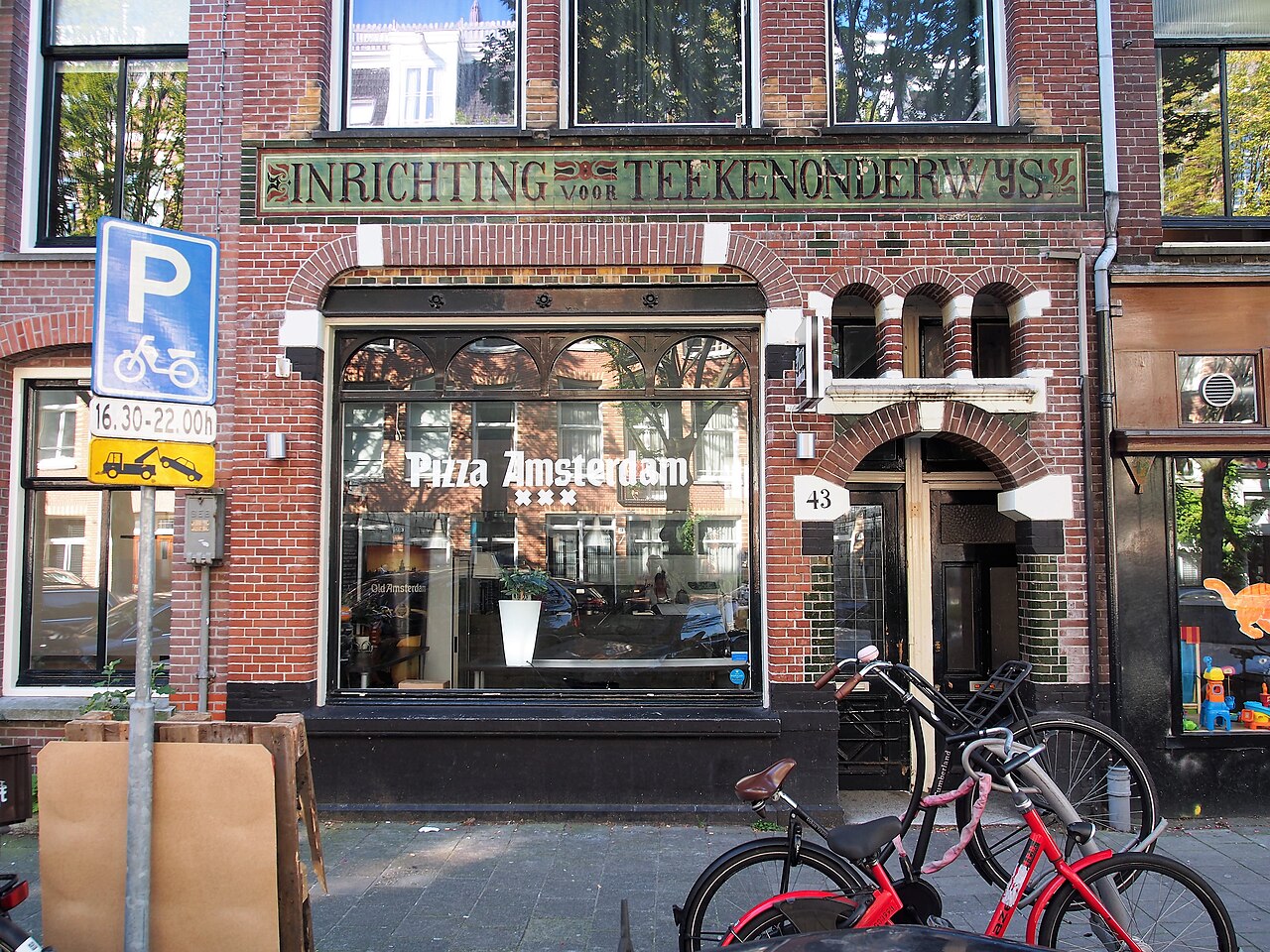 De monumentale neorenaissancegevel van Bosboom Toussaintstraat 43 uit circa 1890, met het gevelopschrift Inrichting voor Teekenonderwijs.