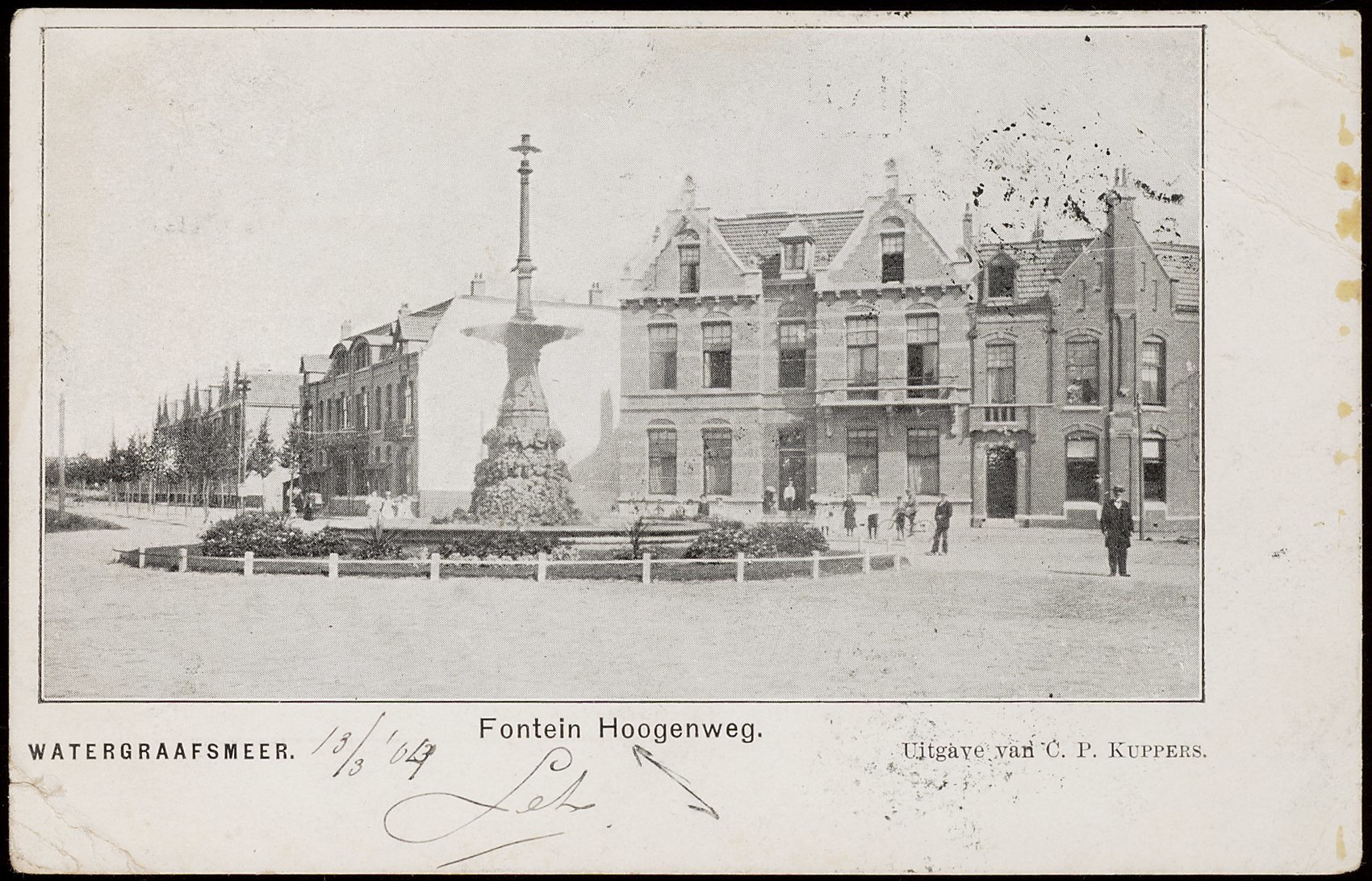 De Hogeweg met de oorspronkelijke gietijzeren fontein en lantaarn op de kruising met de Linnaeusparkweg in de toenmalige gemeente Watergraafsmeer (circa 1900)