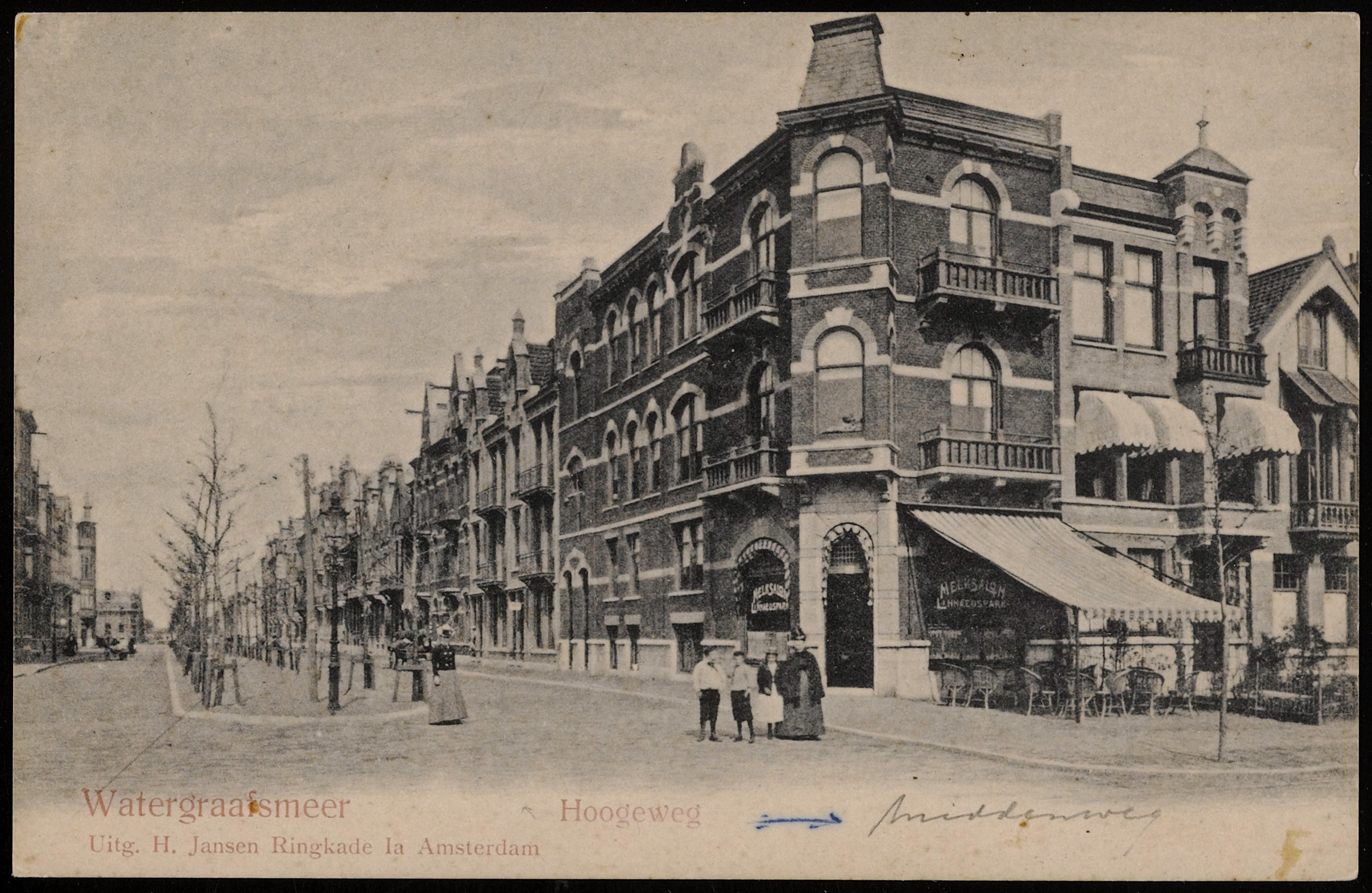De Hogeweg bij de kruising met de Middenweg met op de hoek Melksalon Linnaeuspark op Middenweg 73 (1910)