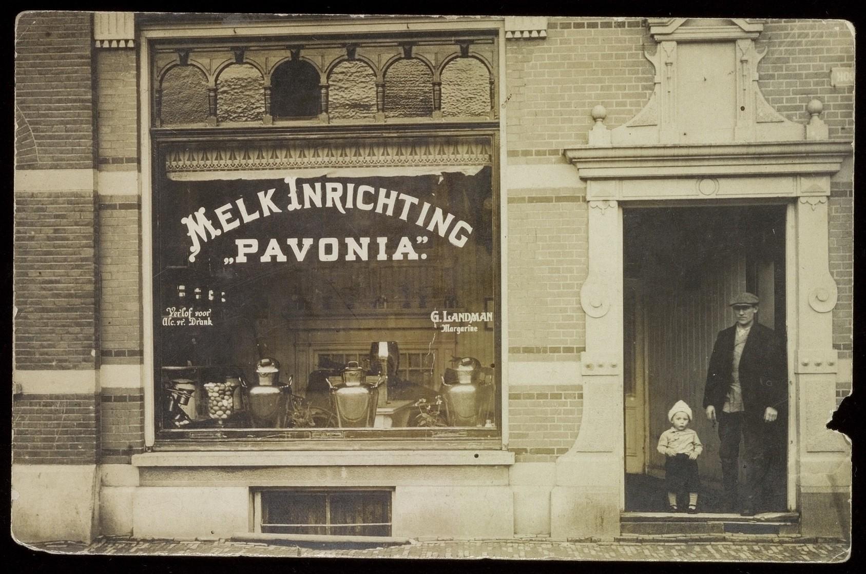 Melkinrichting 'Pavonia' op Hogeweg 40-42 met Gerrit Landman en zijn oudste zoon in de deuropening (circa 1925)