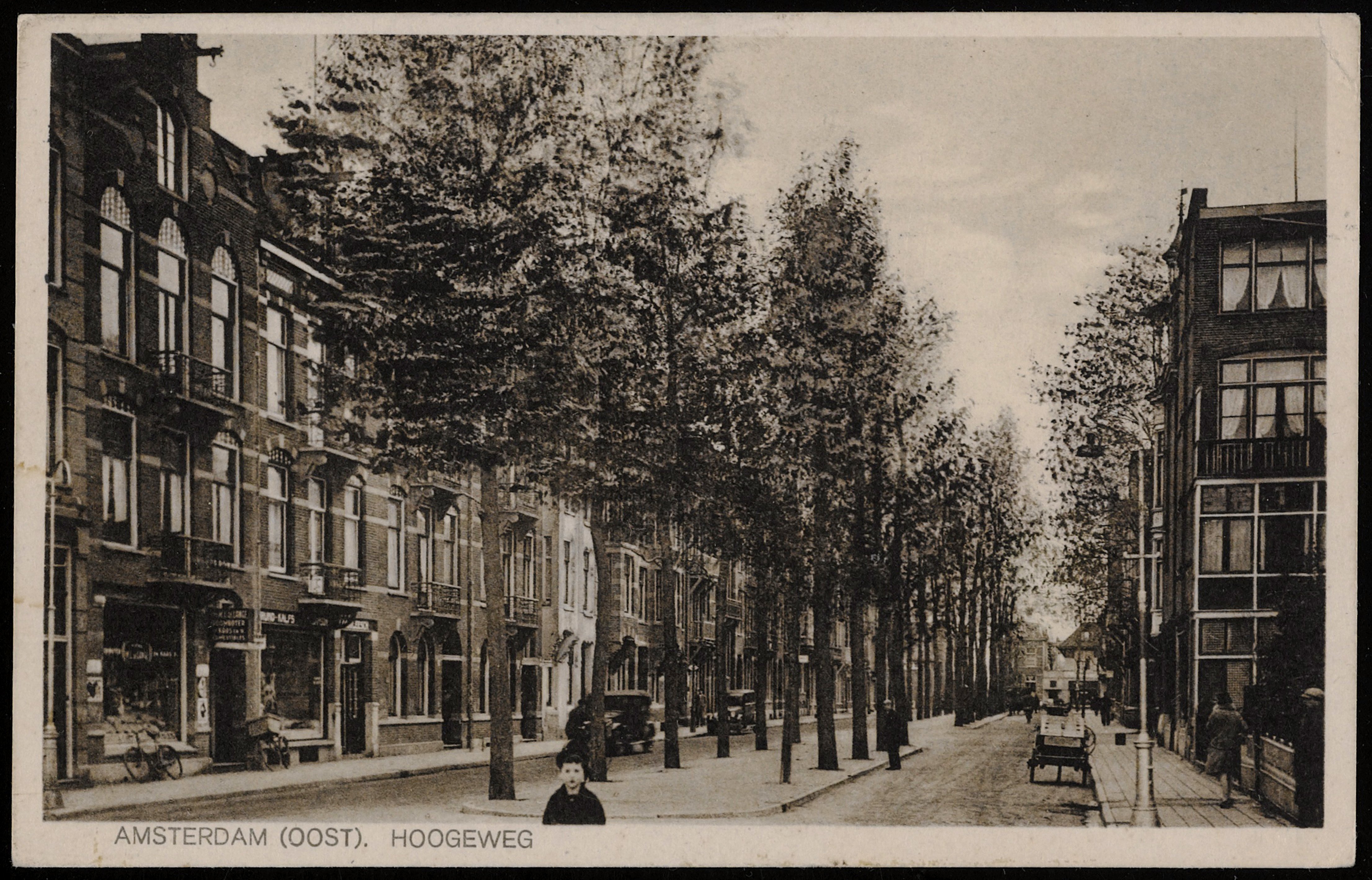 Gezicht door de Hogeweg in oostelijke richting naar de Middenweg (1940)