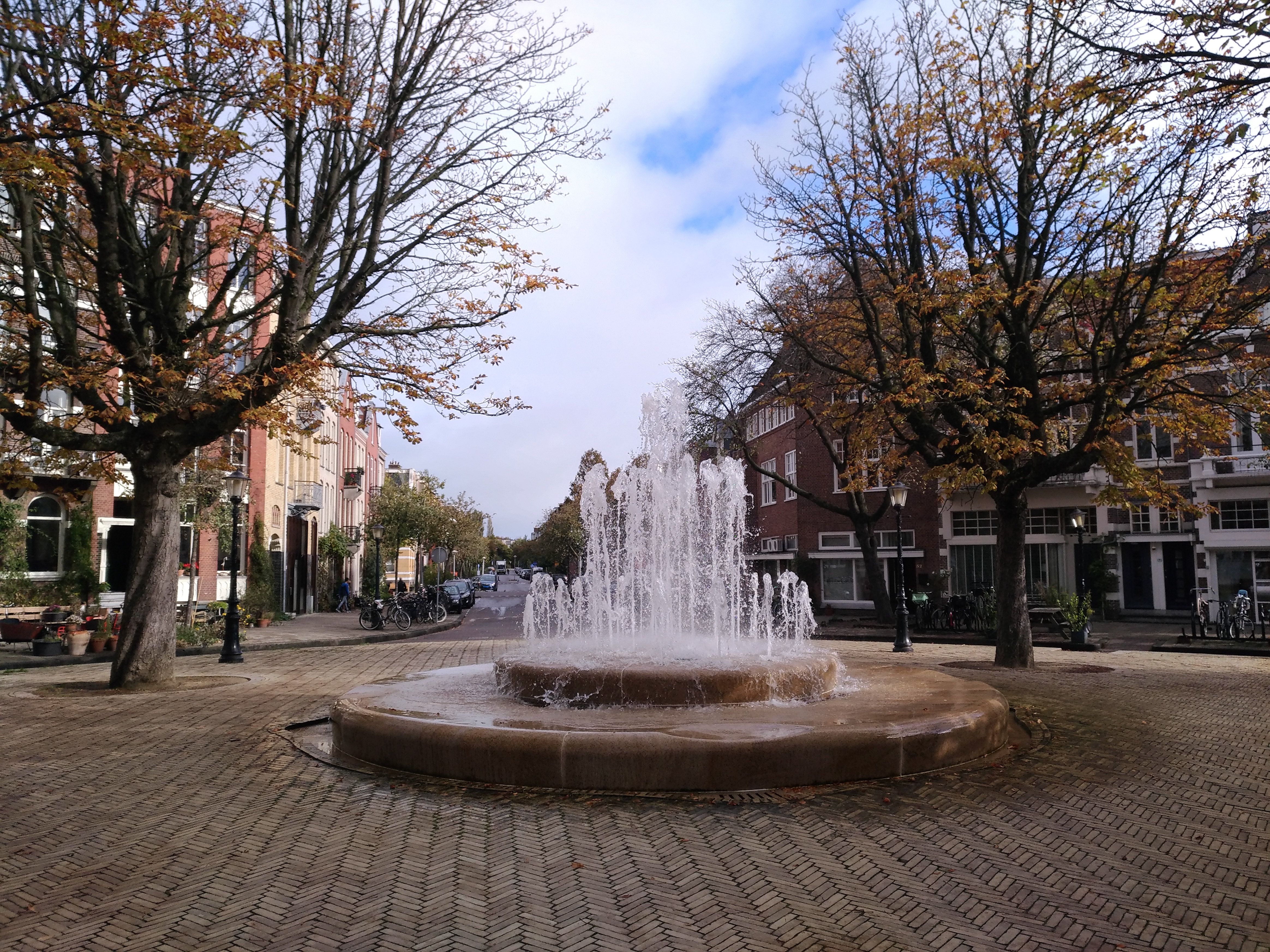 Het Hogewegplein met de in 2007 geplaatste fontein op de kruising van de Hogeweg en de Linnaeusparkweg (oktober 2018)