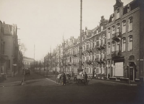 Straatbeeld uit 1925 gezien vanaf de Hogeweg in de Watergraafsmeer richting de Linnaeuskade en de Linnaeusparkweg.