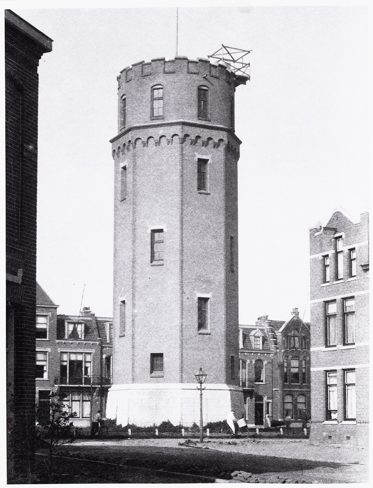 De Jacob Marisstraat in aanbouw met op de achtergrond de in 1908 gebouwde watertoren van de toenmalige gemeente Sloten aan het latere Jacob Marisplein.