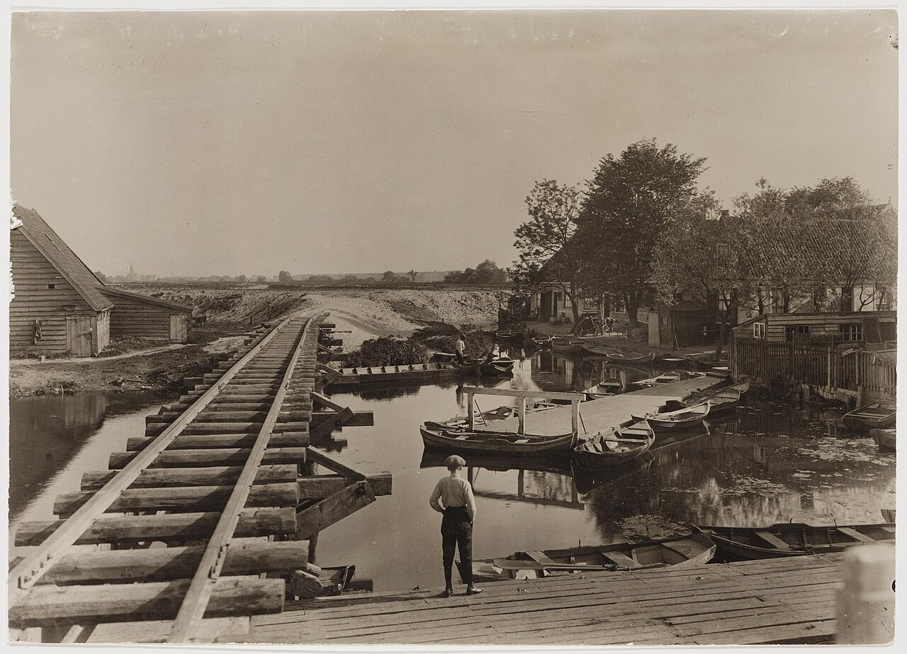 De Slotervaart achter 't Eilandje met aangemeerde groenteschuiten van tuinders uit Sloten, gezien vanaf de Jacob Marisstraat in 1915.