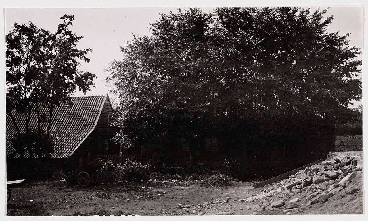 Gezicht in de Jacob Marisstraat in 1922, kort nadat de gemeente Sloten bij Amsterdam werd gevoegd, vastgelegd door fotograaf Jacobus van Eck.