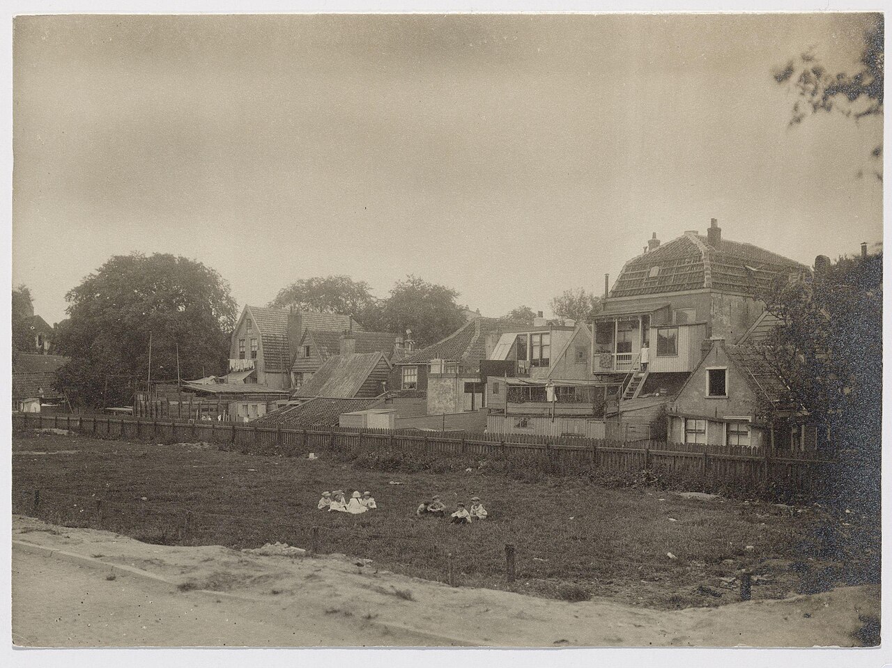 Zicht vanaf de achterzijde van de Jacob Marisstraat op het binnenterrein en de achtergevels van de Sloterkade 35–37, rond 1935.