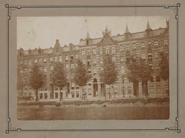 Nassaukade 307-314 met op de voorgrond de Singelgracht, omstreeks 1905.