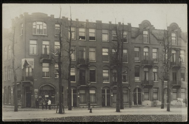 Nassaukade 160-164 met links de Allard Piersonstraat 2-4, omstreeks 1925.