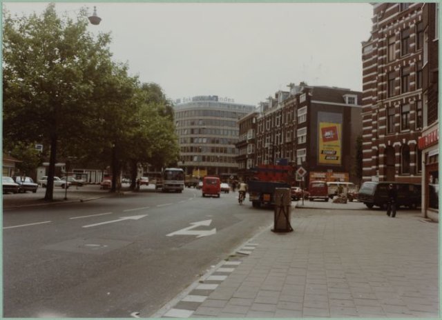 Nassaukade 383-394 gezien naar de Eerste Helmersstraat, met Gebouw Aurora op de hoek van de Overtoom, juni 1978.