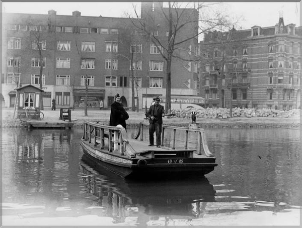 De pont van het GVB voor voetgangers en fietsers over de Singelgracht tussen de Nassaukade en de Leidsekade, 1947.