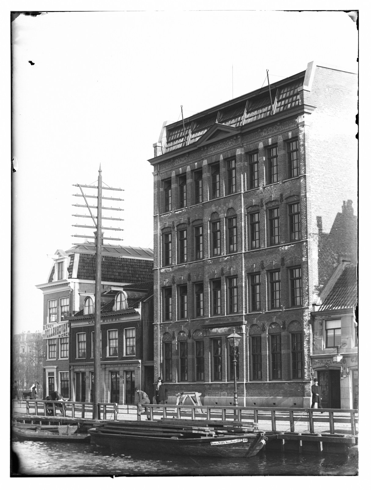 De panden Overtoom 1 tot en met 9 aan de nog open Overtoomsevaart, links de hoek met de Stadhouderskade, 1891.