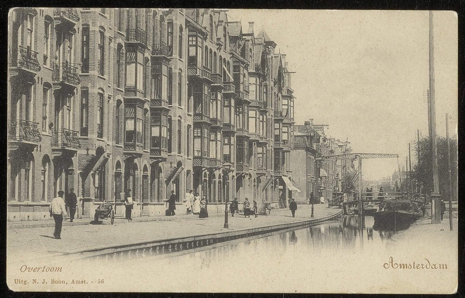 De Overtoom bij de nummers 320-332 met de Overtoomsevaart, kort voor de demping in 1903; prentbriefkaart van omstreeks 1900.