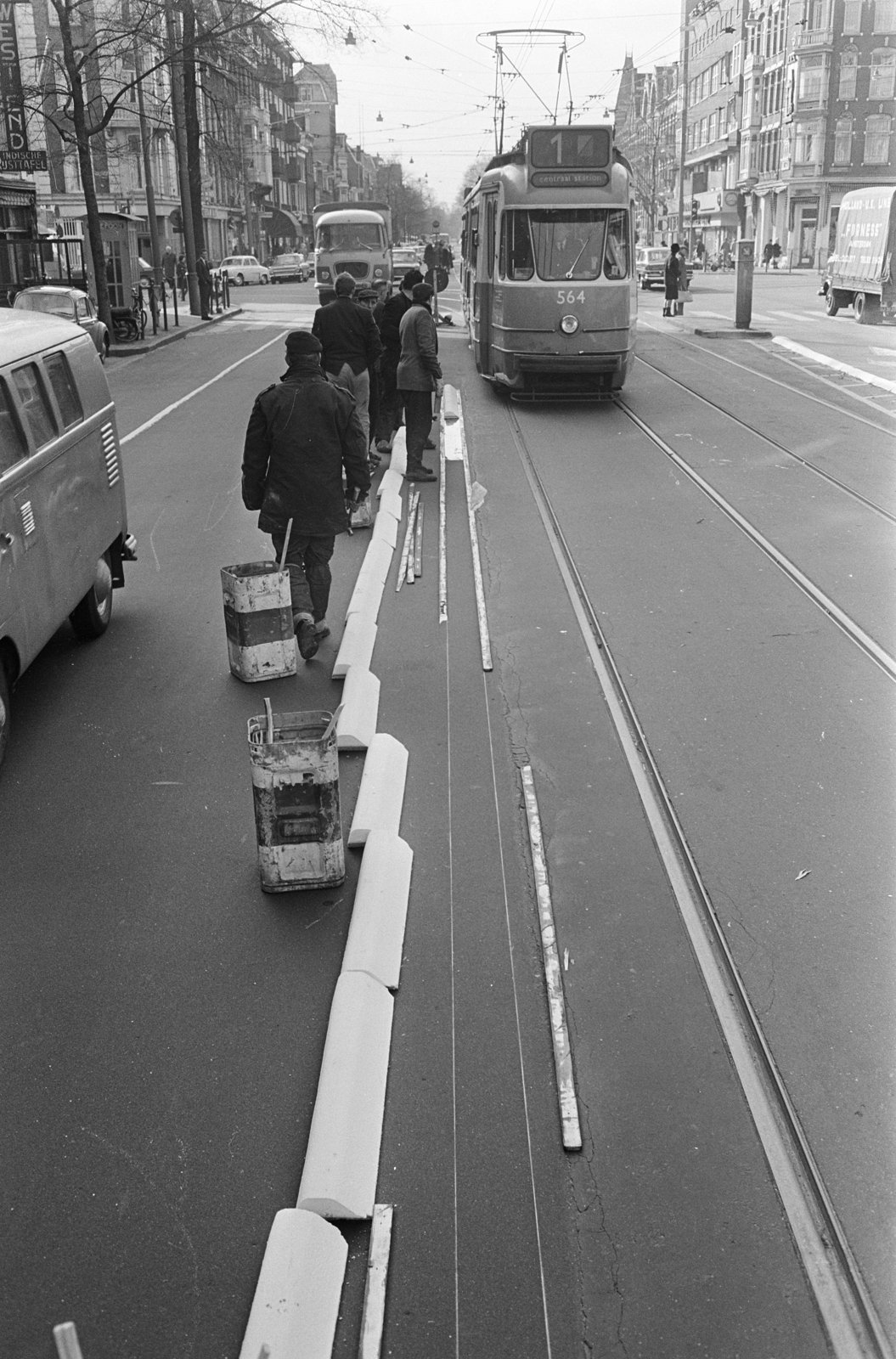 Een vrije trambaan op de Overtoom, 2 maart 1967.