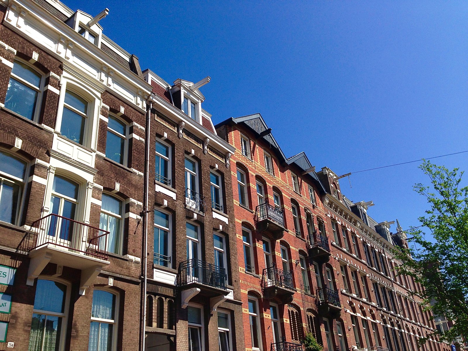 Negentiende-eeuwse woonhuizen aan de Overtoom, 2016.