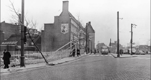 Hoek Overtoom in 1958, op de plek waar kort daarna de Autopon-garage werd gebouwd; het Michelin-gebouw staat er nog steeds.