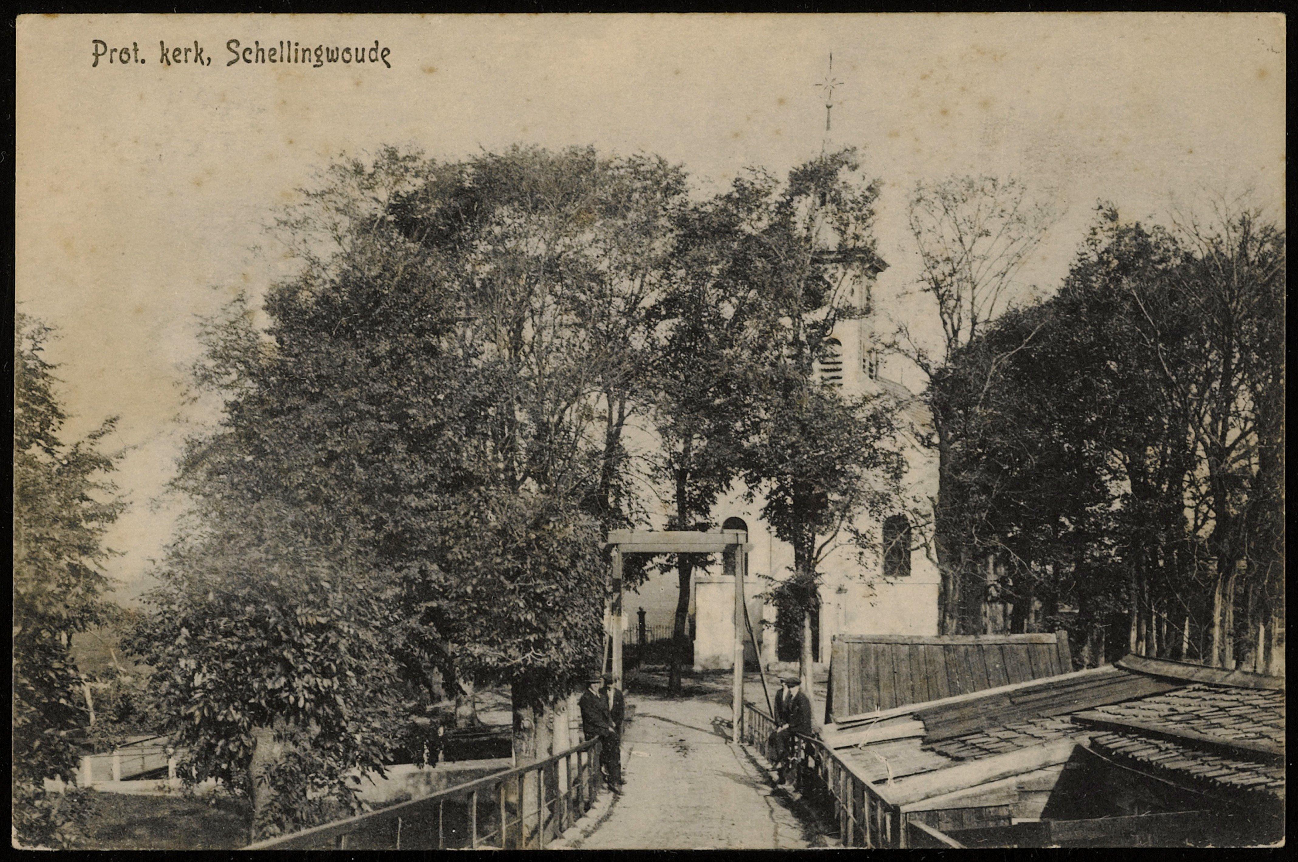 De protestantse kerk van Schellingwoude en omliggende dijkwoningen gezien vanaf de Schellingwouderdijk (1918)