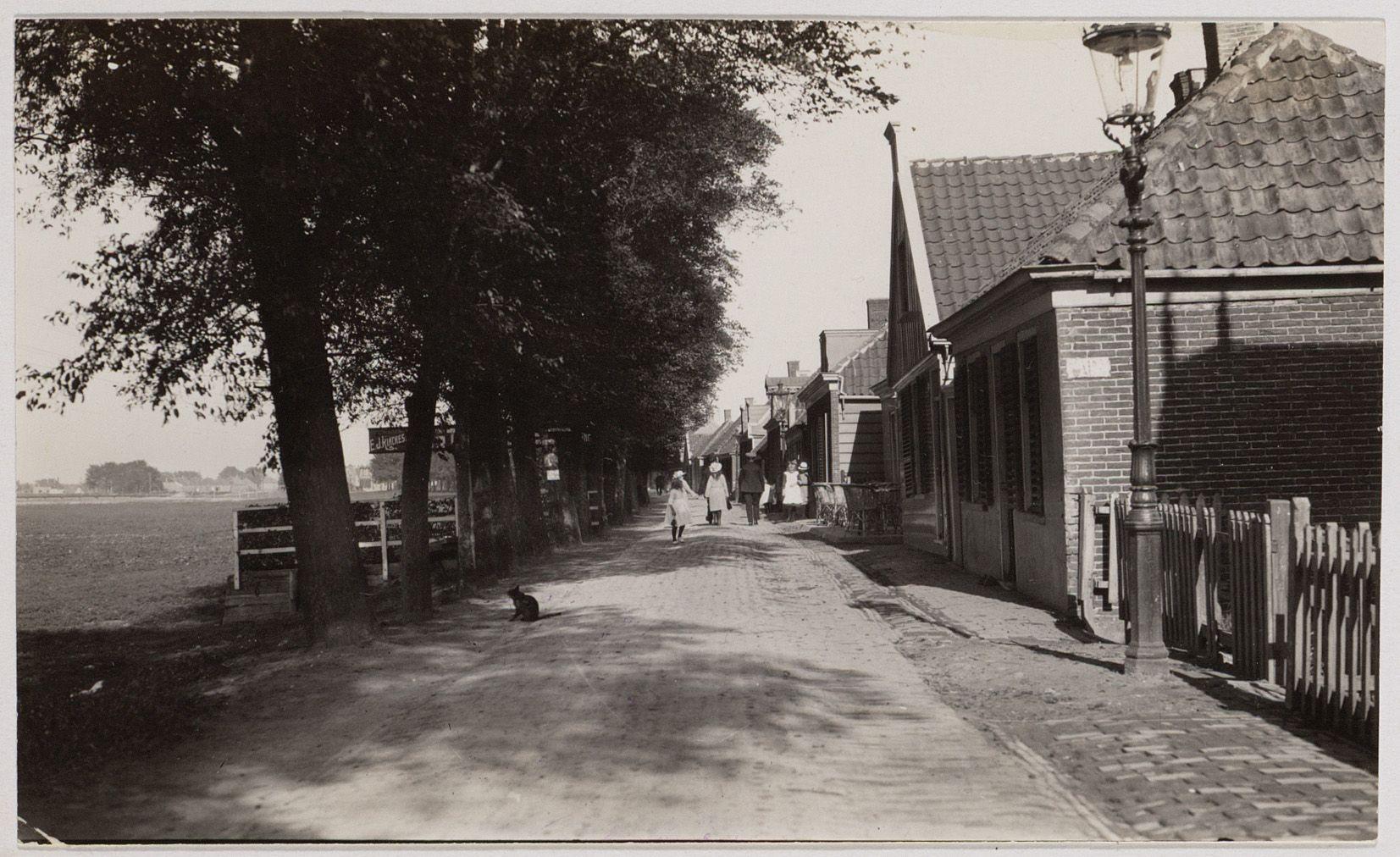 De Schellingwouderdijk gezien in westelijke richting vanaf huisnummer 209, kort na de aanhechting van de gemeente Ransdorp bij Amsterdam (1922)