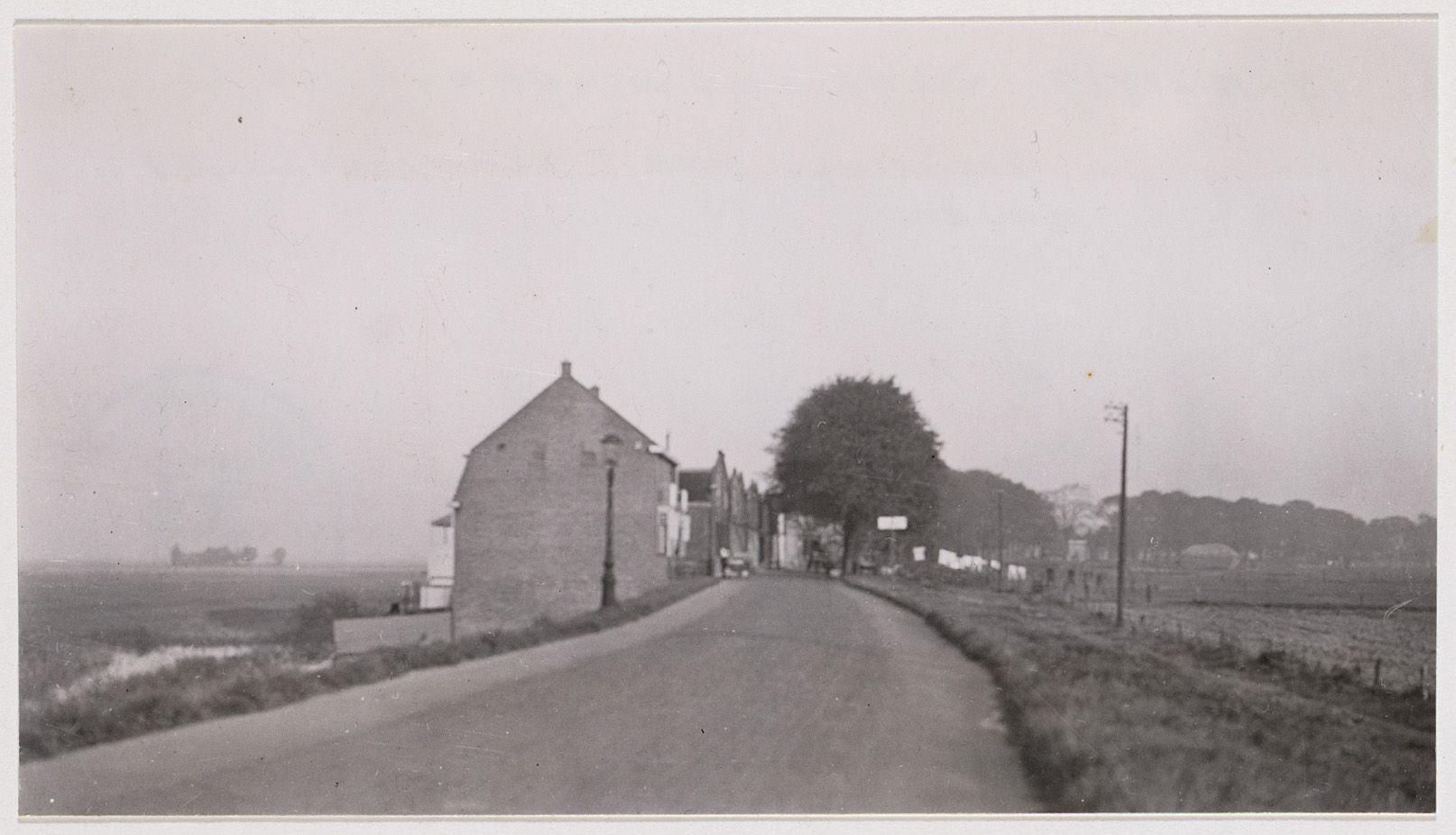 De Schellingwouderdijk in oostelijke richting gezien vanaf de dijkdoorbraakkolk de Schellingwouderbreek (19 oktober 1937)