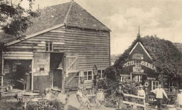 Café en speeltuin Land en Zeezicht met rijwielstalling aan de Schellingwouderdijk in Schellingwoude, kort na 1905.