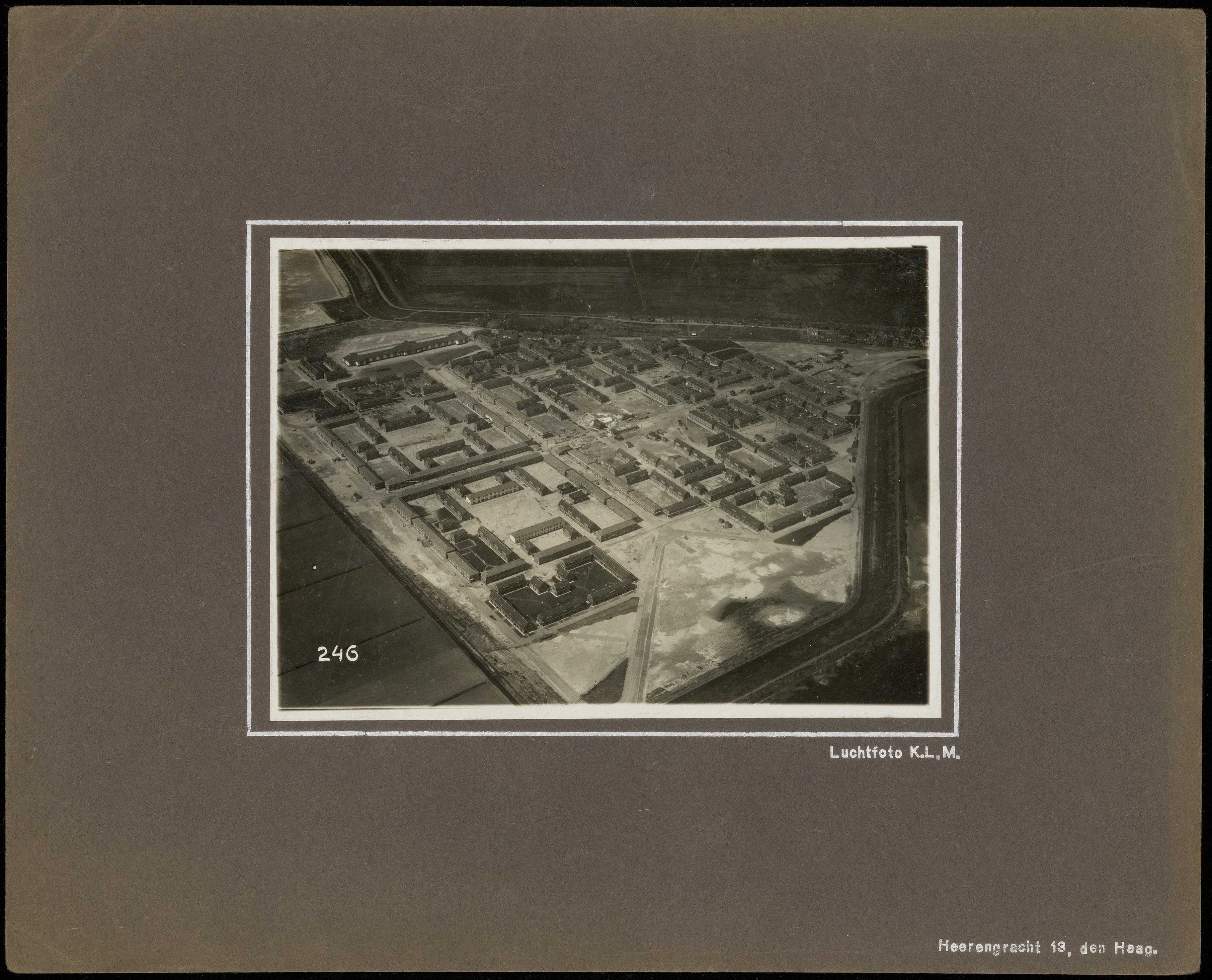 Vogelvluchtopname van Tuindorp Oostzaan in de Noorder IJpolder met links de Meteorenweg en het latere uitbreidingsterrein van de Vegastraat (circa 1922)