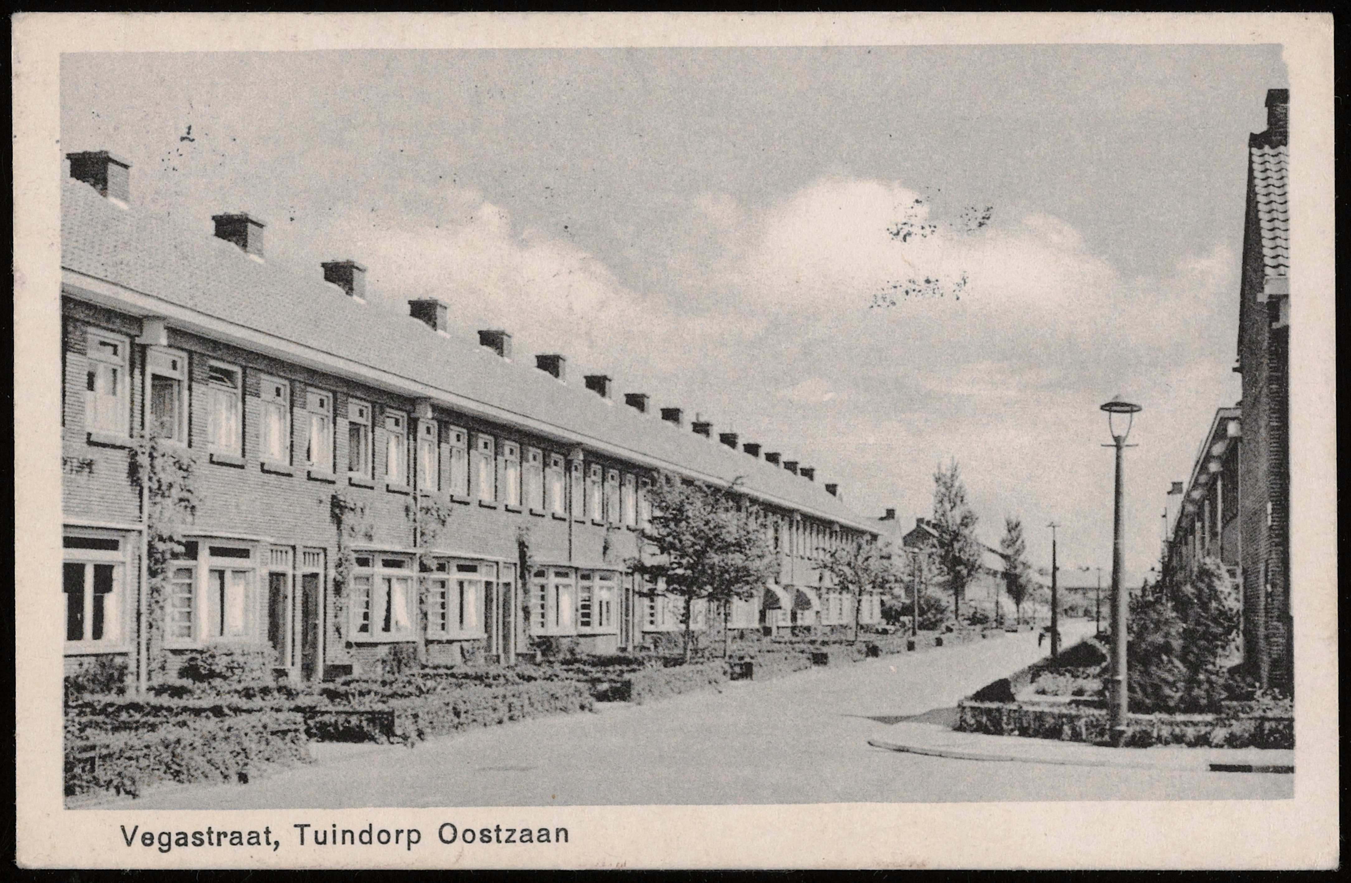 Gezicht in de nieuw gebouwde Vegastraat in Tuindorp Oostzaan op een prentbriefkaart van uitgever G. van den Bosch aan het Zonneplein 10 (circa 1938)