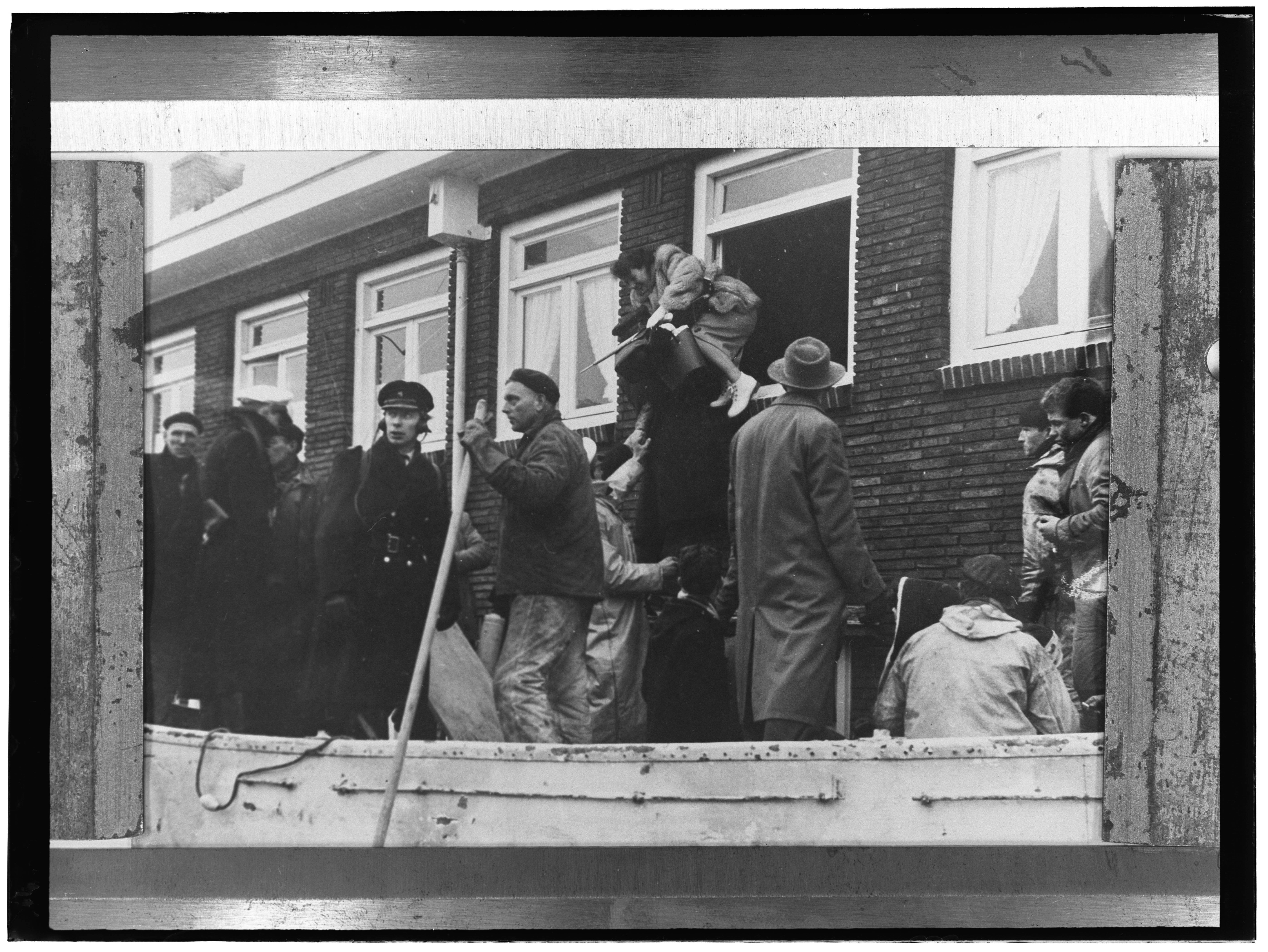 Ondergelopen woonstraten in Tuindorp Oostzaan na de dijkdoorbraak van Zijkanaal H tijdens de watersnood van 14 januari 1960