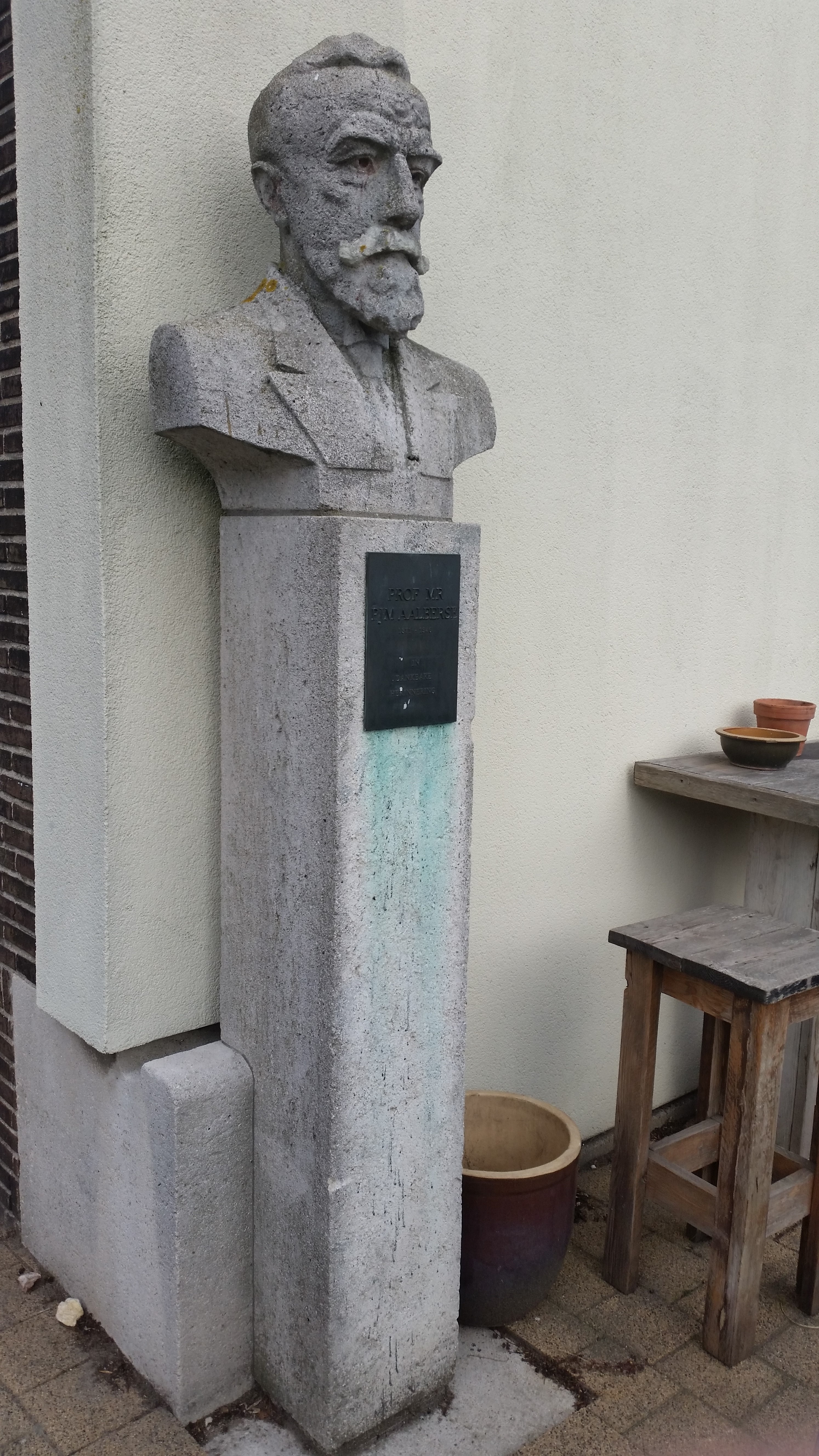 Het borstbeeld van prof. mr. P.J.M. Aalberse (beeldhouwer Cephas Stauthamer, 1938) met op de achtergrond de woningen aan Vegastraat 234 (september 2018)