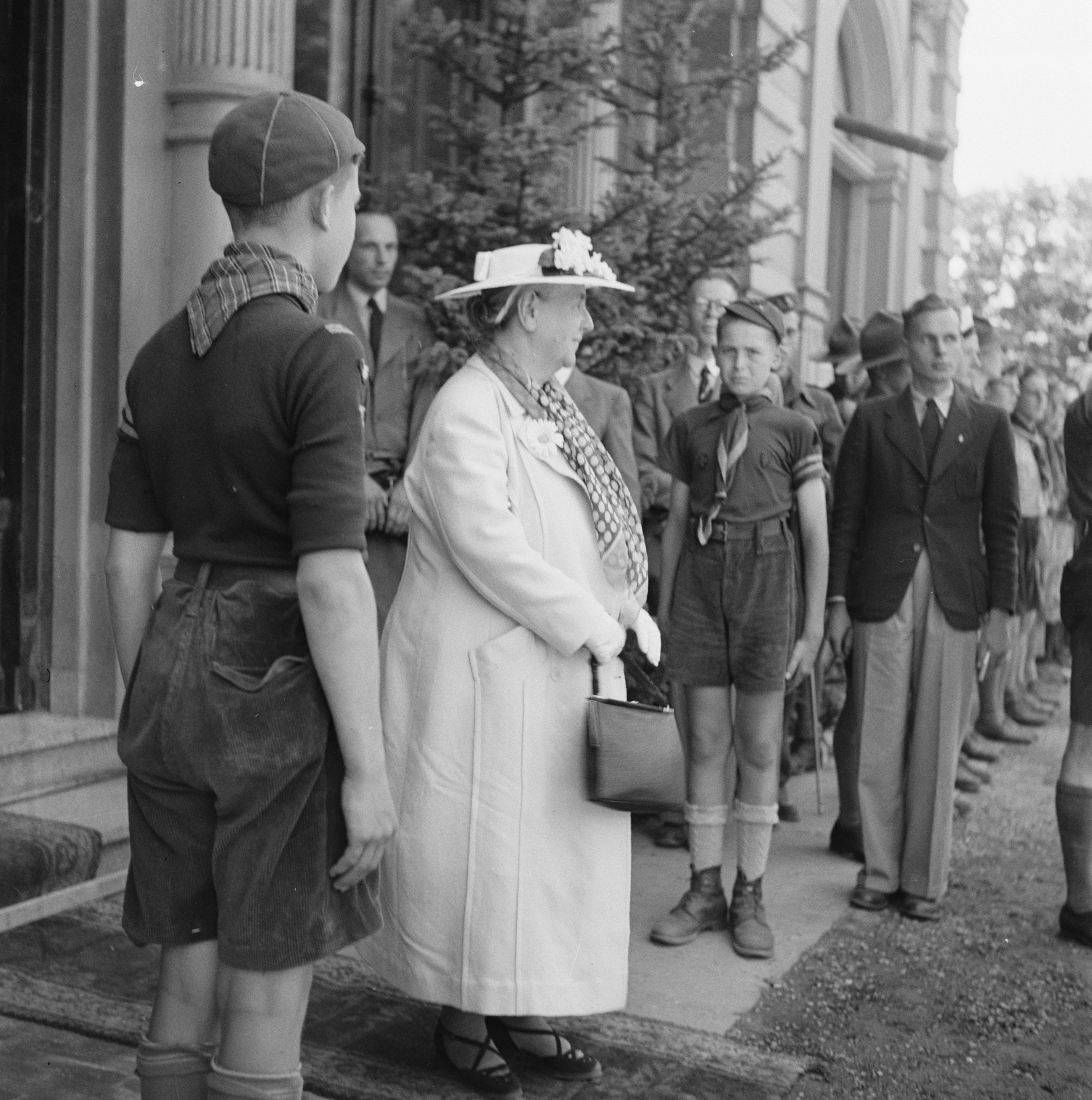 Koningin Wilhelmina bezoekt het als noodziekenhuis ingerichte landgoed Sacré-Coeur aan de Velperweg nabij de huidige Oude Velperweg kort na de bevrijding van Arnhem (21 juni 1945)