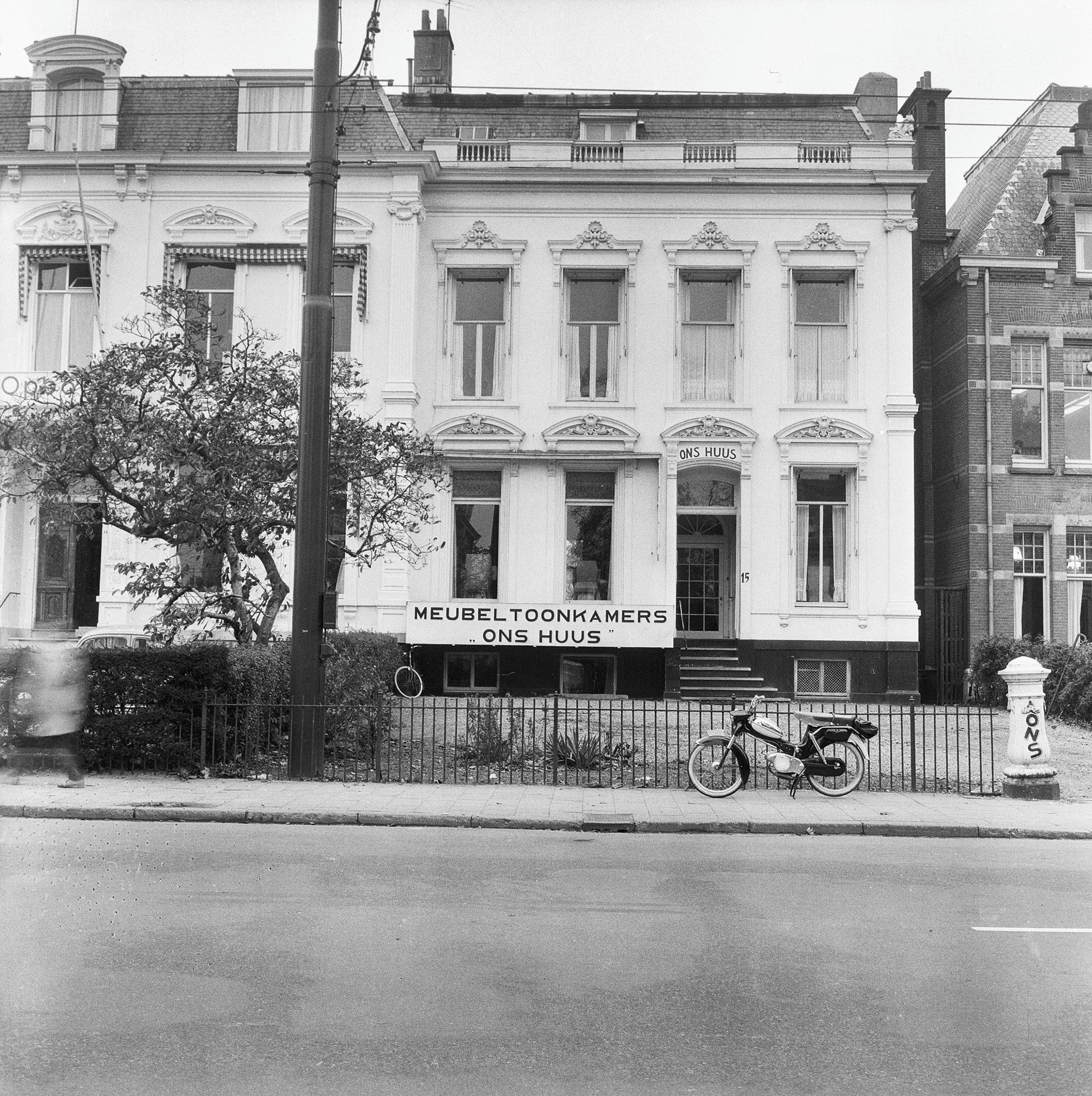 Negentiende-eeuwse herenhuisbebouwing langs de Velperweg in Arnhem kort vóór de naamswijziging van de Oude Velperweg in 1963 (november 1961)