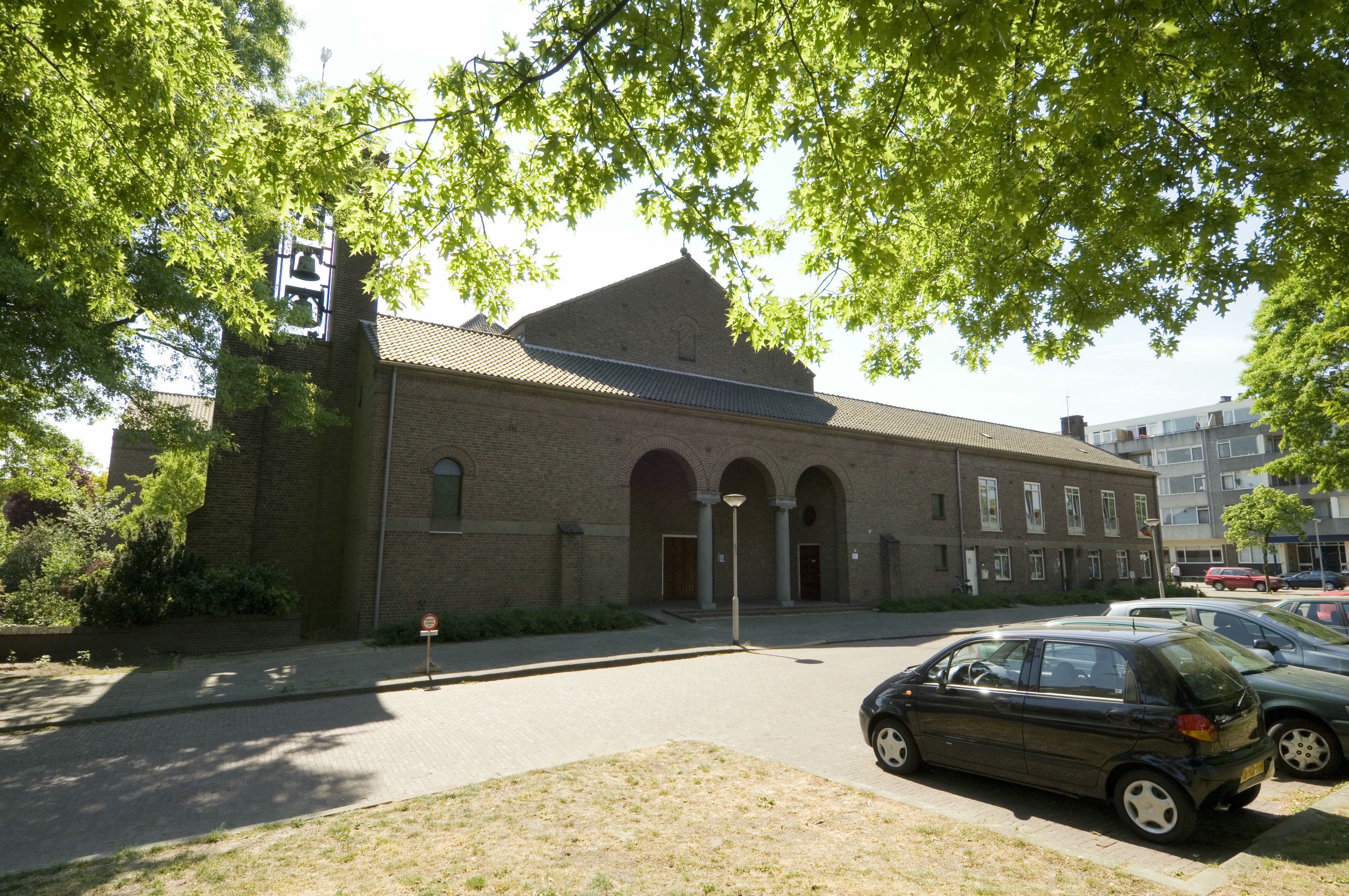 De entree en klokkentoren van de Sint-Willibrorduskerk uit 1953-1955 van architect J.H. Sluijmer aan de Oude Velperweg 54-56 in Arnhem (mei 2007)