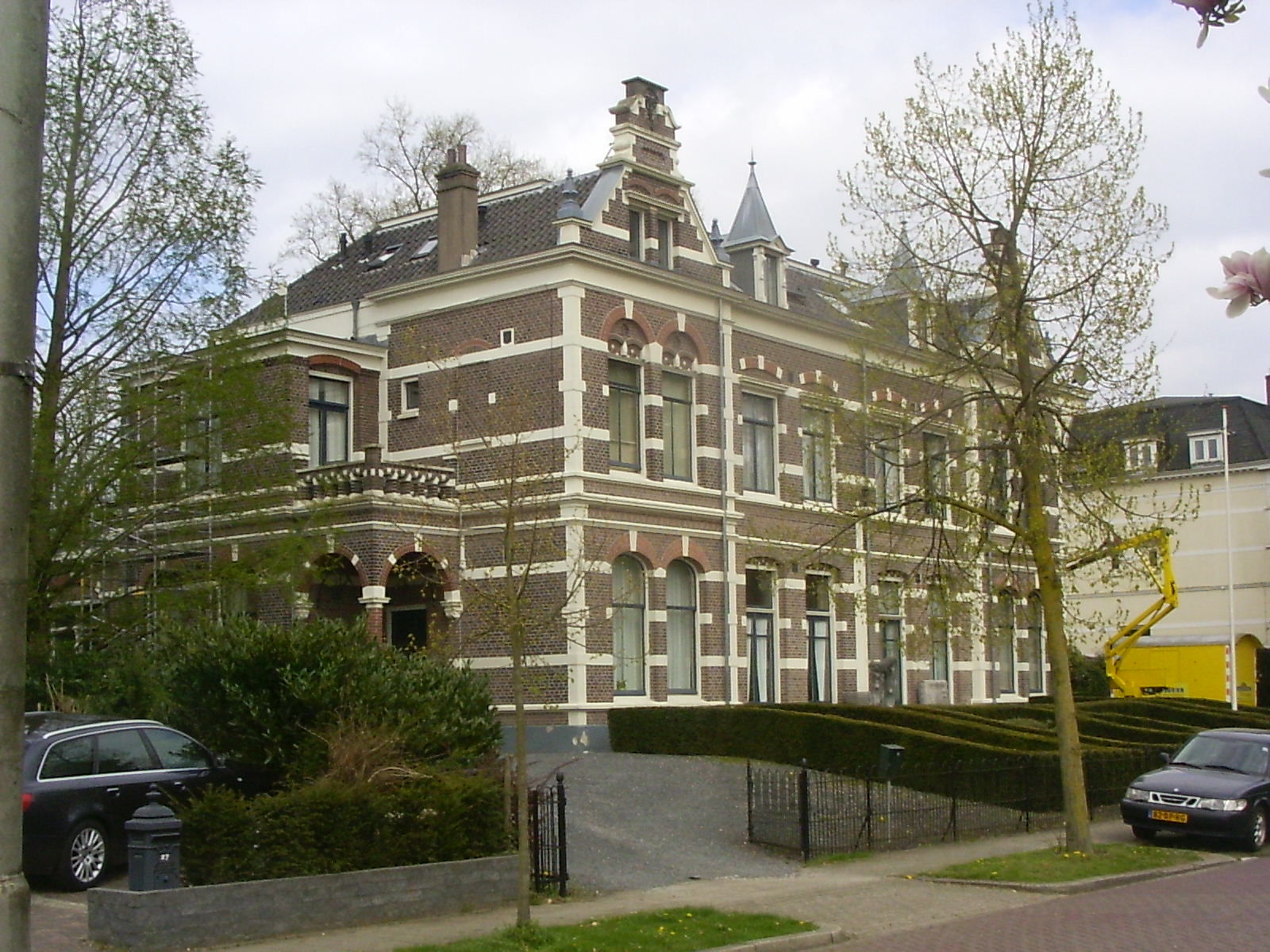 Het gemeentelijk monumentale dubbele woonhuis uit 1880 aan de Oude Velperweg 29-31 in de Arnhemse buurt Plattenburg (april 2017)