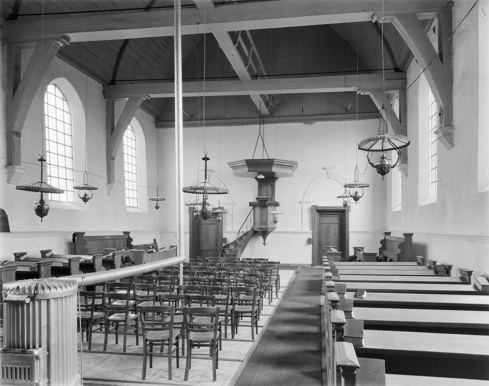 Exterieur van de voormalige hervormde Sint-Laurenskerk uit 1641 op de kerkterp aan de Heerenweg, gezien naar het oosten vóór de sloop in 1968 (1957)