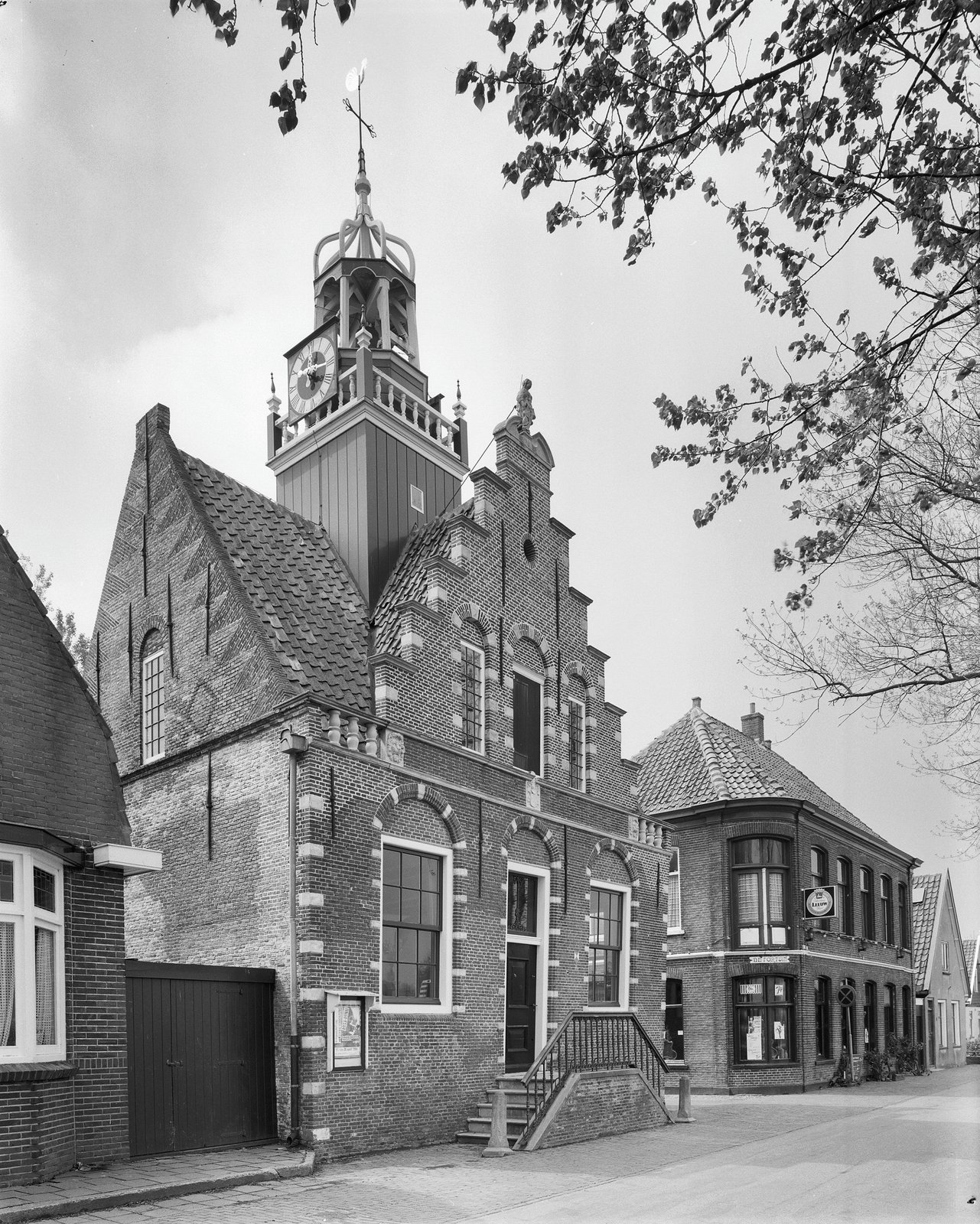 Voorgevel van het voormalige Raadhuis uit 1622 met bordestrap en Justitiabeeld op Heerenweg 150 in Barsingerhorn (mei 1984)