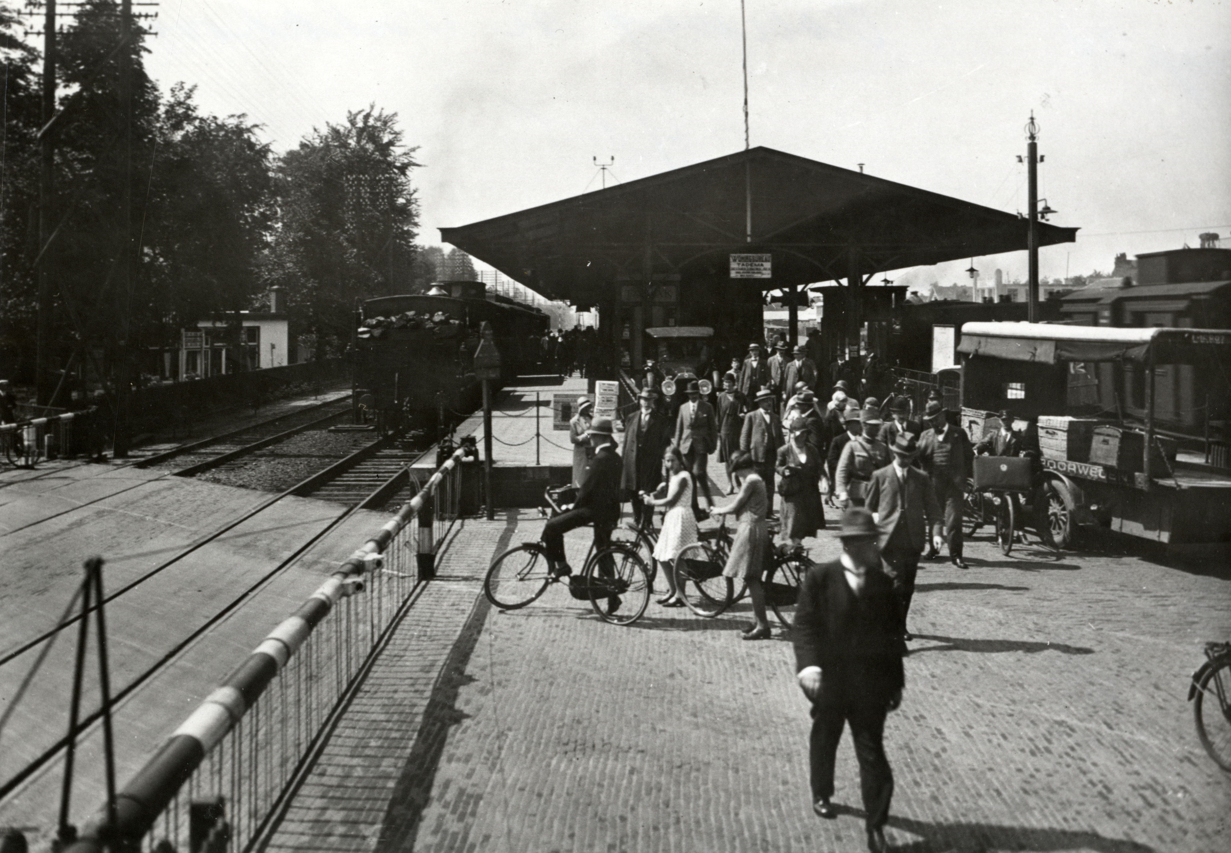 Forensen bij het N.S.-station Bilthoven en de spoorwegovergang in de Soestdijkseweg (circa 1925)
