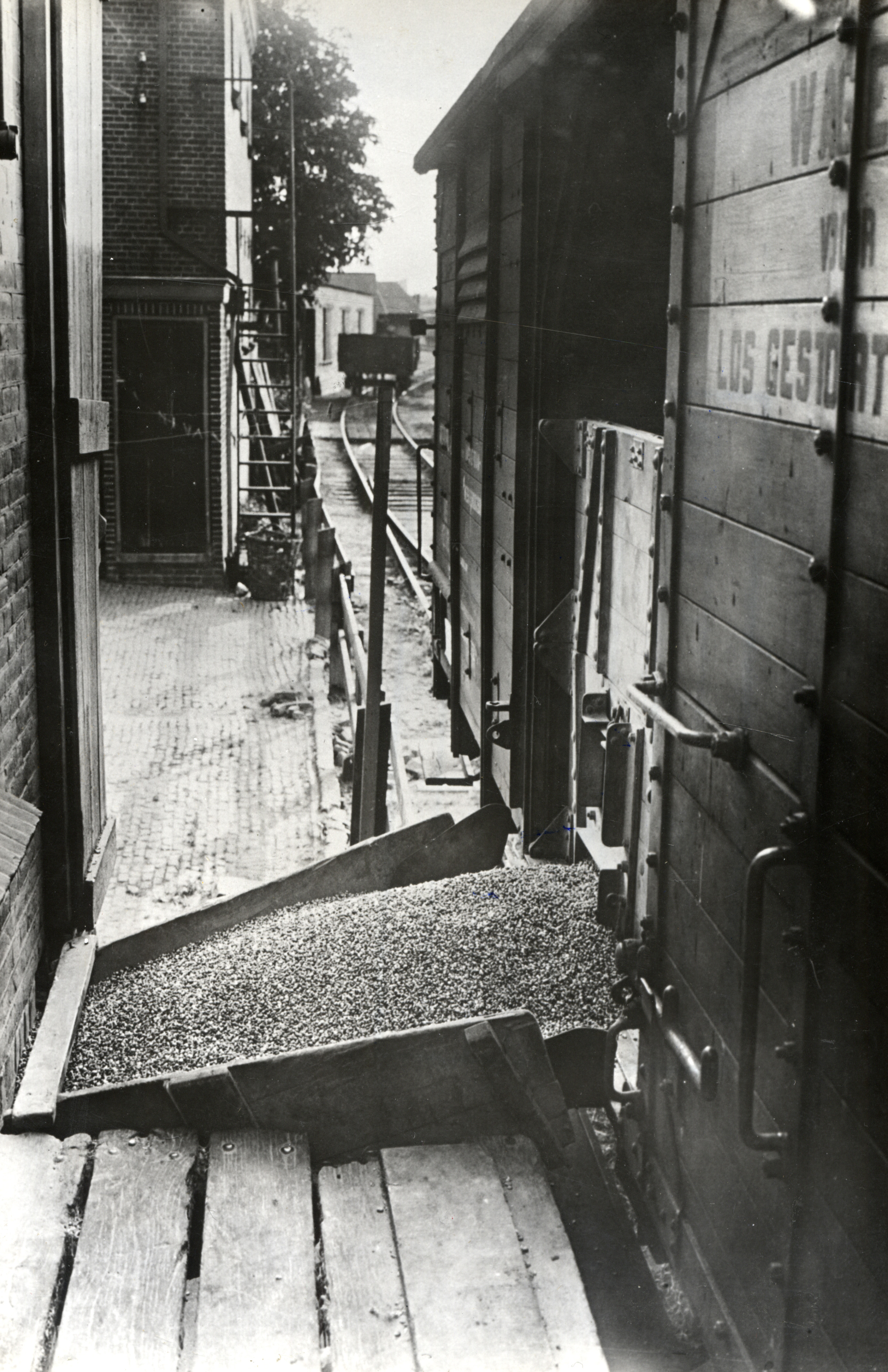 Bedrijvigheid bij het station Bilthoven in de jaren dertig, kort nadat de Parklaan in 1932 zuidwaarts werd doorgetrokken tot de Noord-Houdringelaan (1934)